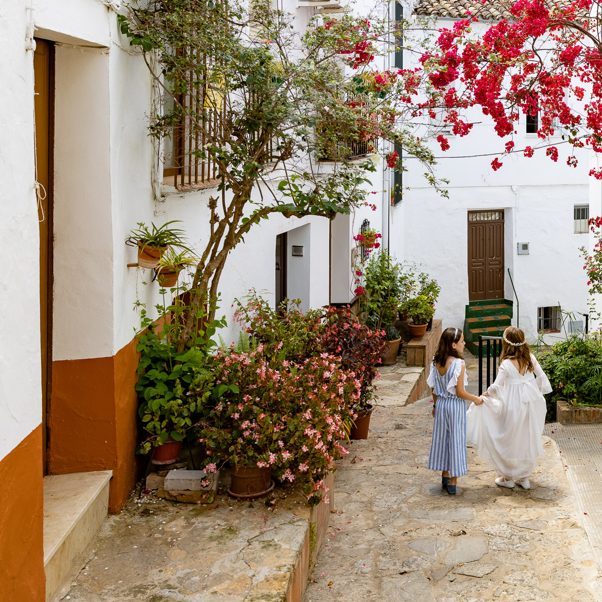 María José caminando con un familiar por las calles de Ubrique, Cádiz