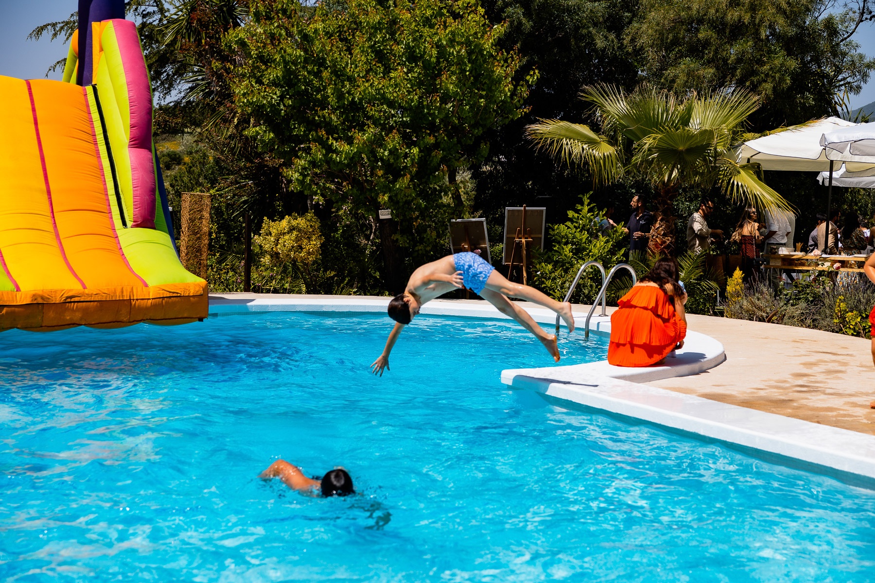 Niños en la piscina. Celebración de la Primera Comunión de María José, El Bosque (Cádiz)