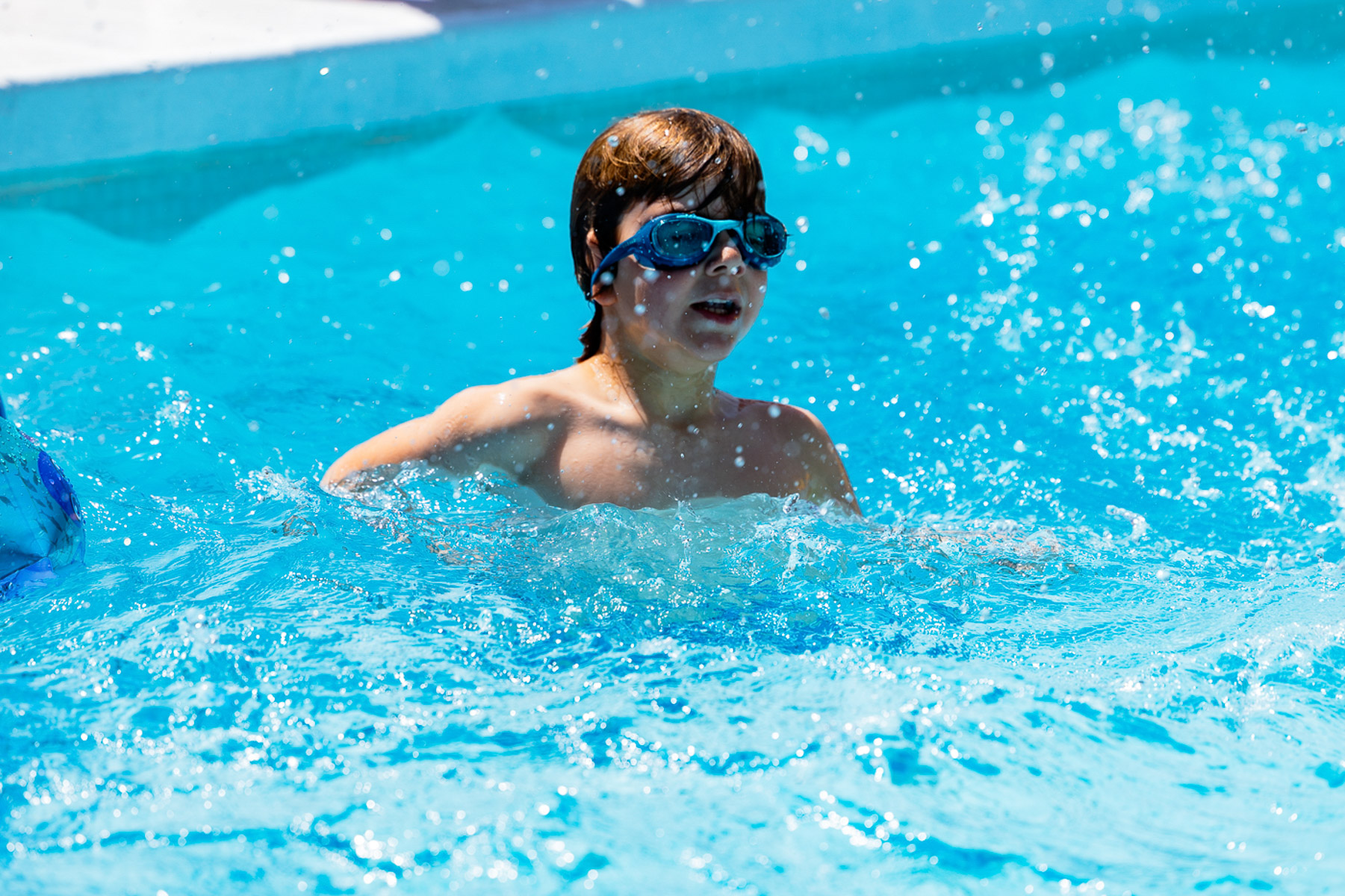 Niños en la piscina. Celebración de la Primera Comunión de María José, El Bosque (Cádiz)