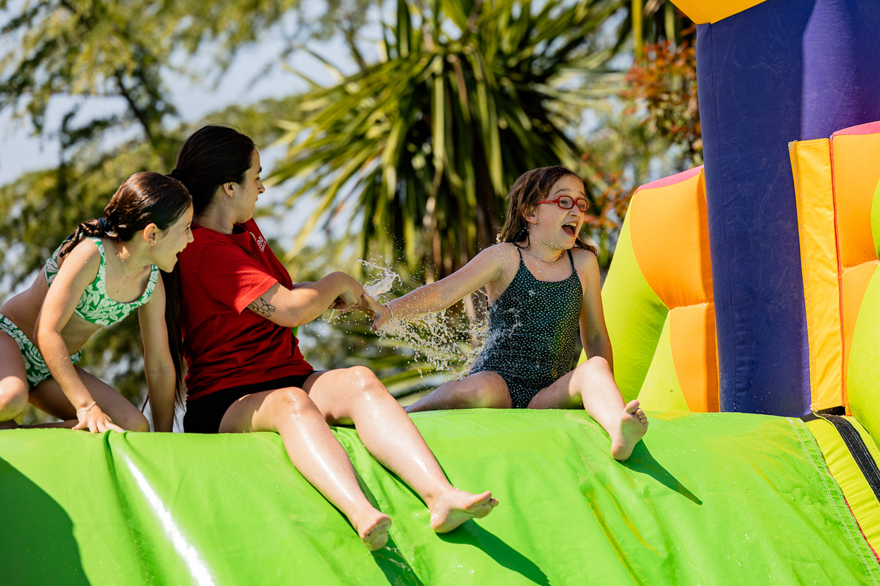 Niños en la piscina. Celebración de la Primera Comunión de María José, El Bosque (Cádiz)