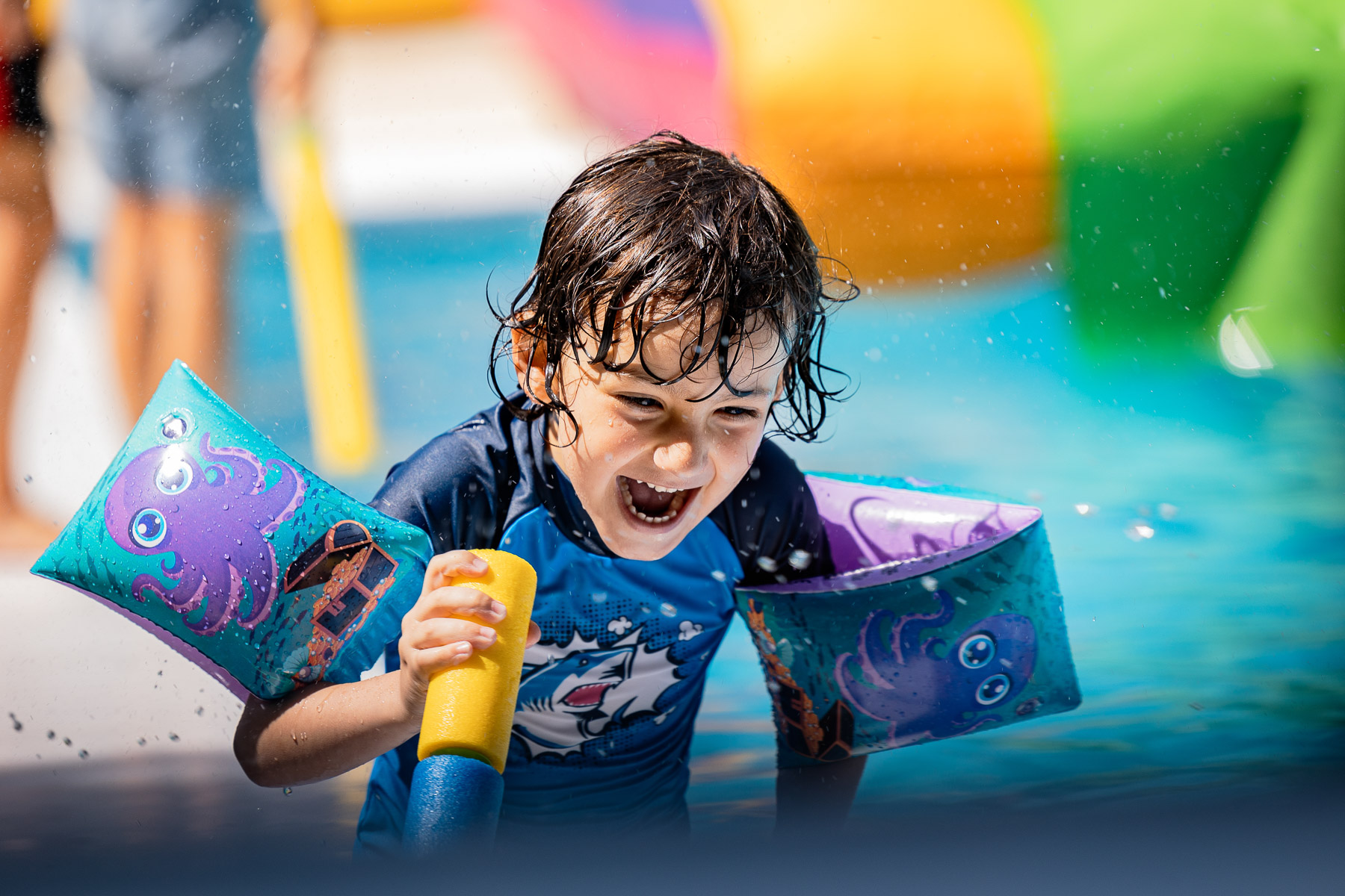 Niños en la piscina. Celebración de la Primera Comunión de María José, El Bosque (Cádiz)