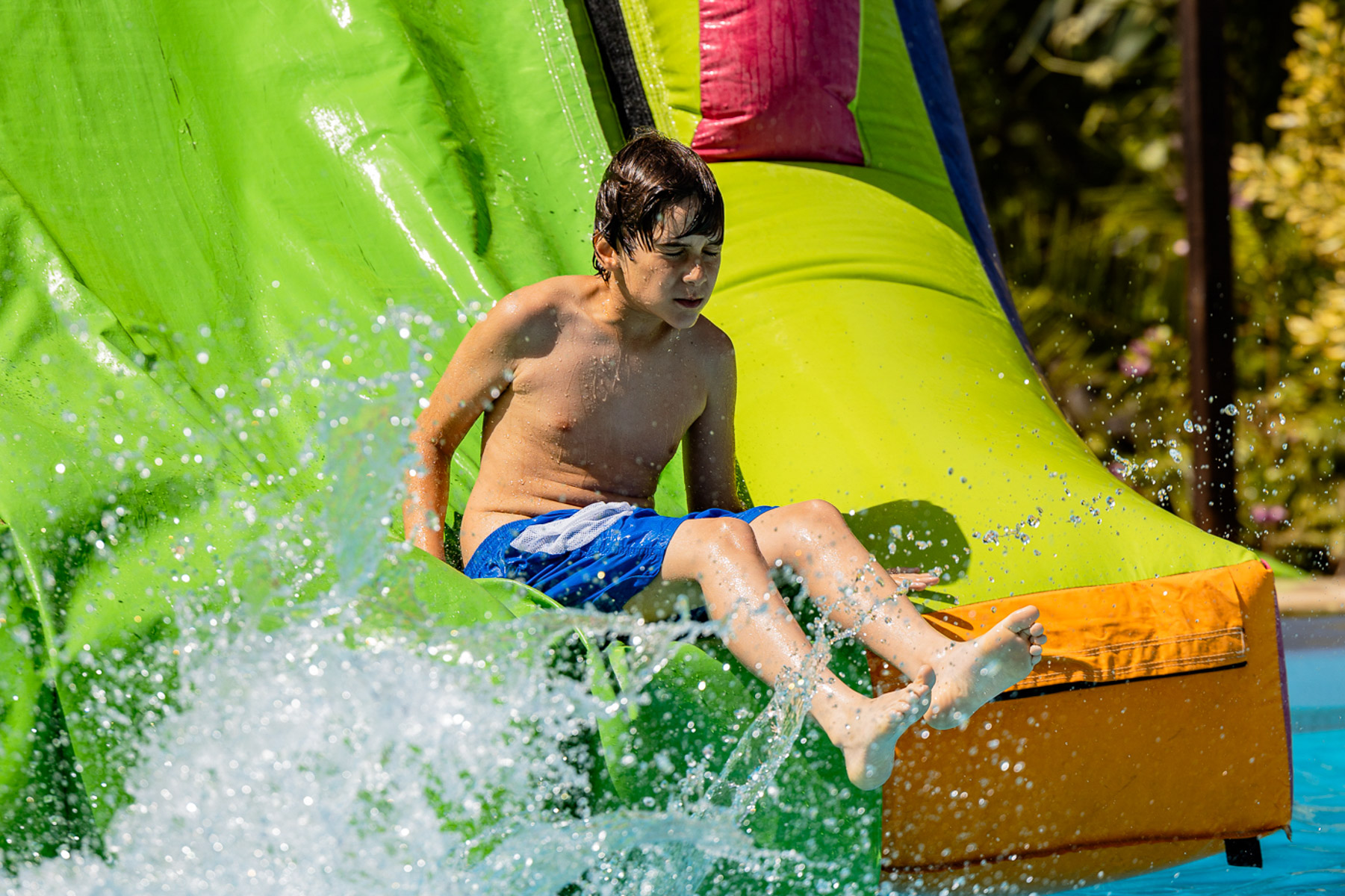 Niños en la piscina. Celebración de la Primera Comunión de María José, El Bosque (Cádiz)