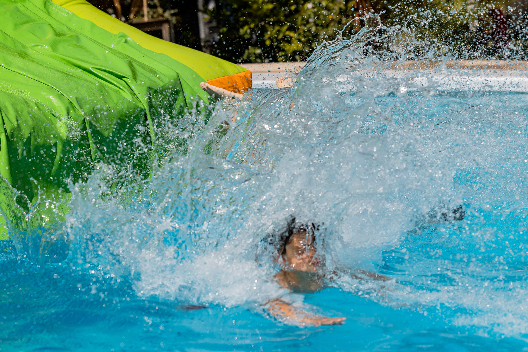 Niños en la piscina. Celebración de la Primera Comunión de María José, El Bosque (Cádiz)