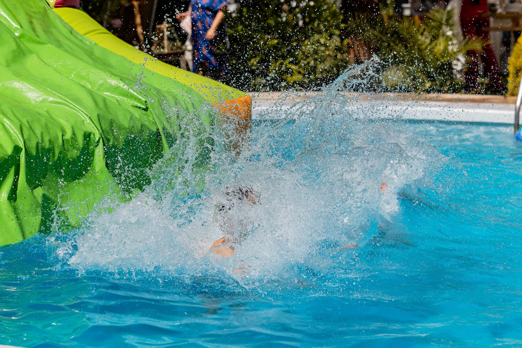 Niños en la piscina. Celebración de la Primera Comunión de María José, El Bosque (Cádiz)