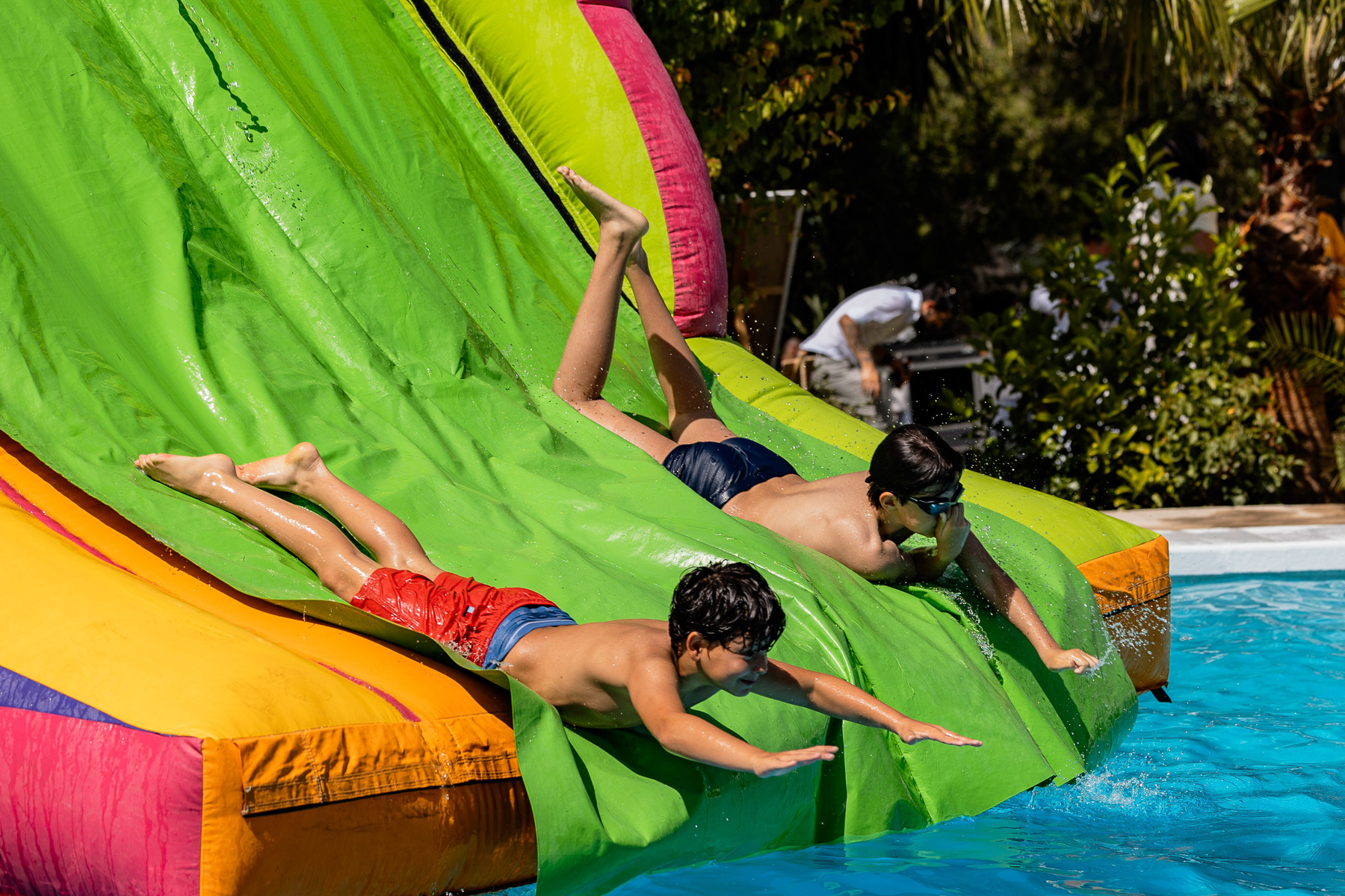 Niños en la piscina. Celebración de la Primera Comunión de María José, El Bosque (Cádiz)