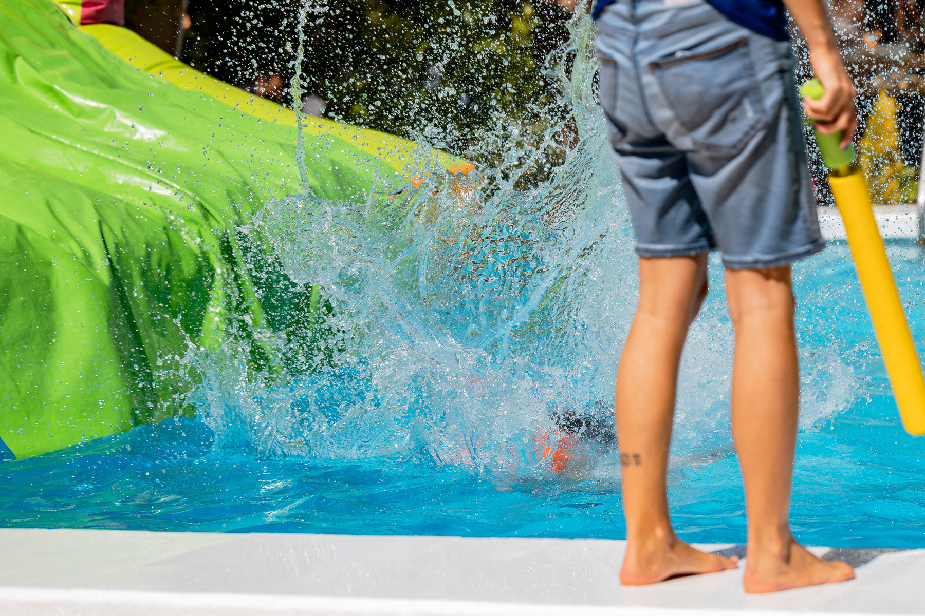 Niños en la piscina. Celebración de la Primera Comunión de María José, El Bosque (Cádiz)