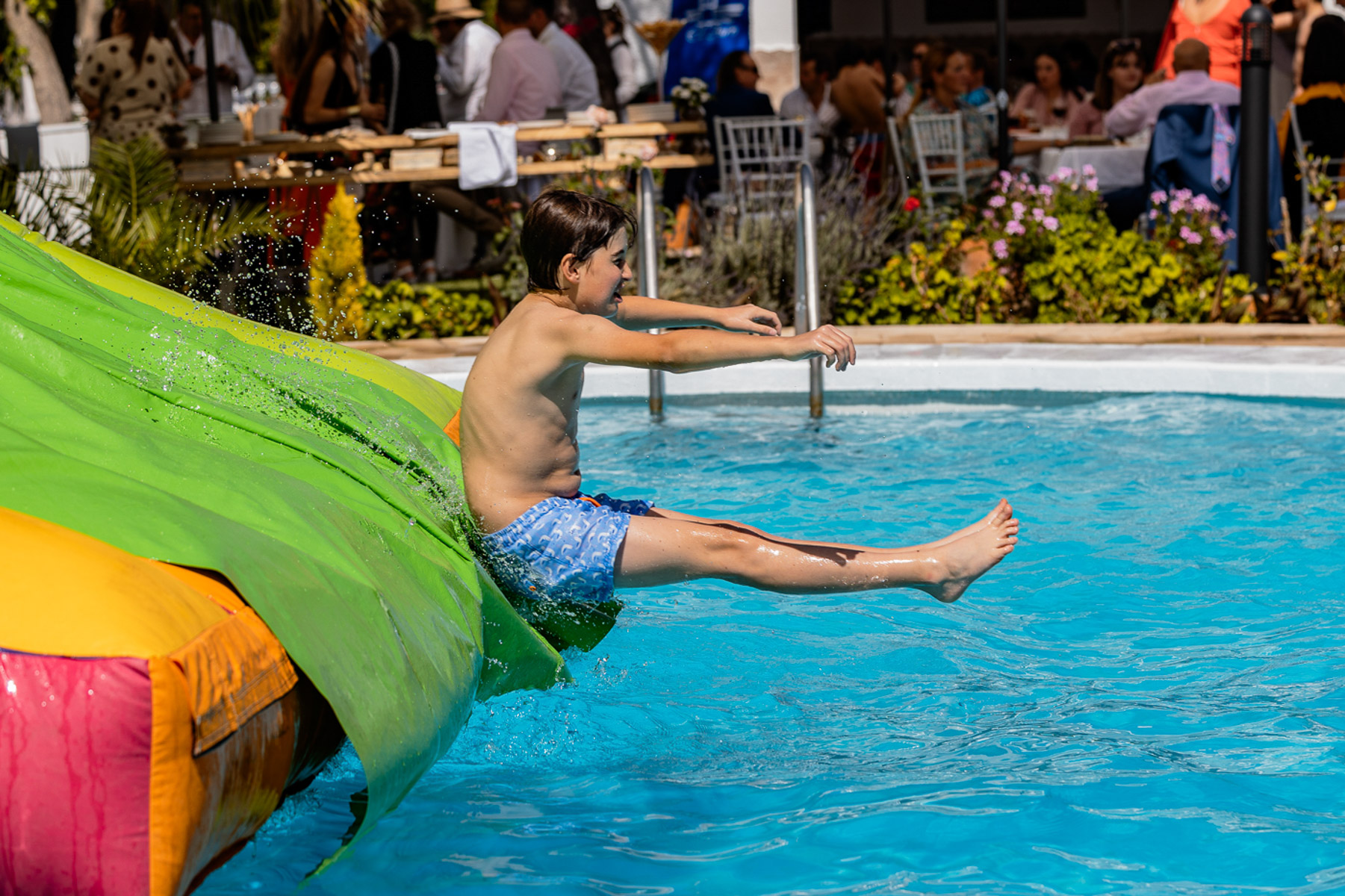 Niños en la piscina. Celebración de la Primera Comunión de María José, El Bosque (Cádiz)