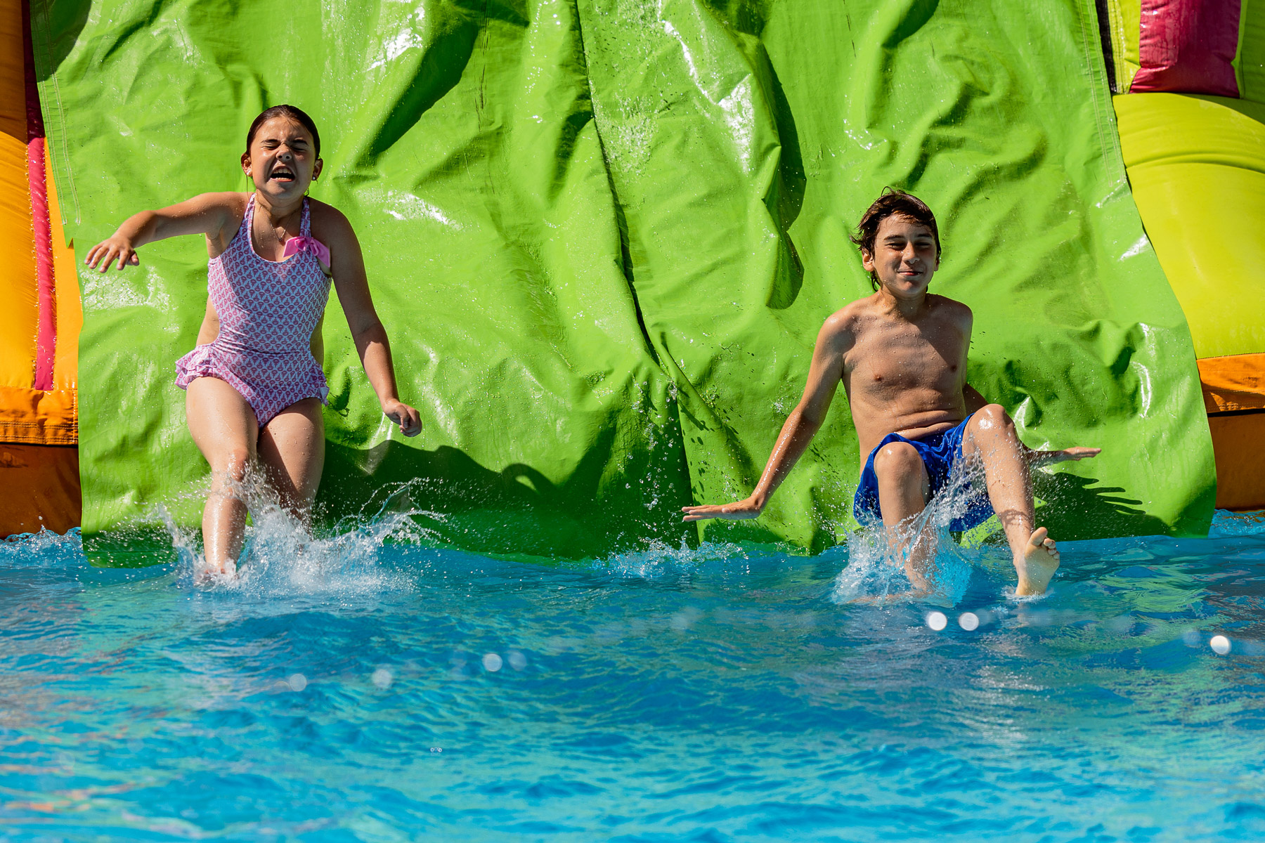 Niños en la piscina. Celebración de la Primera Comunión de María José, El Bosque (Cádiz)
