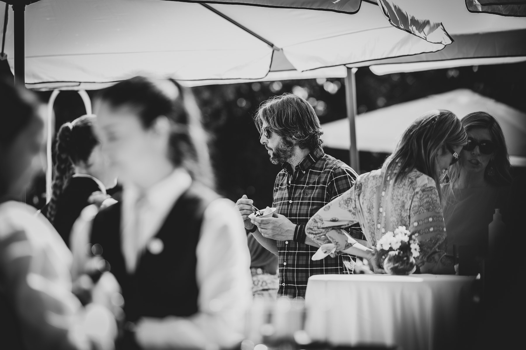 Blanco y negro de invitados en la Celebración de la Primera Comunión de María José, El Bosque (Cádiz)