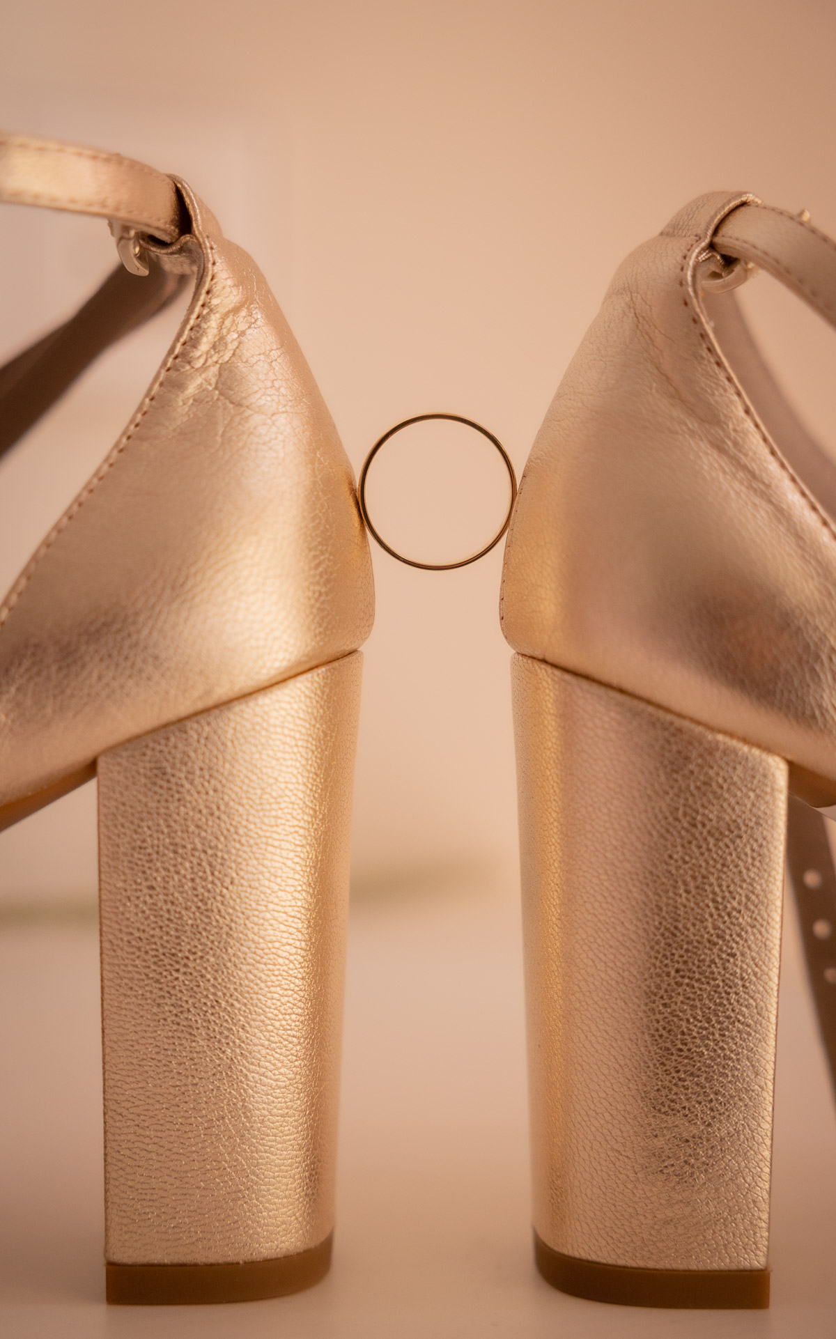 Preparativos de Ara en su casa, momentos antes de su boda en Sevilla.