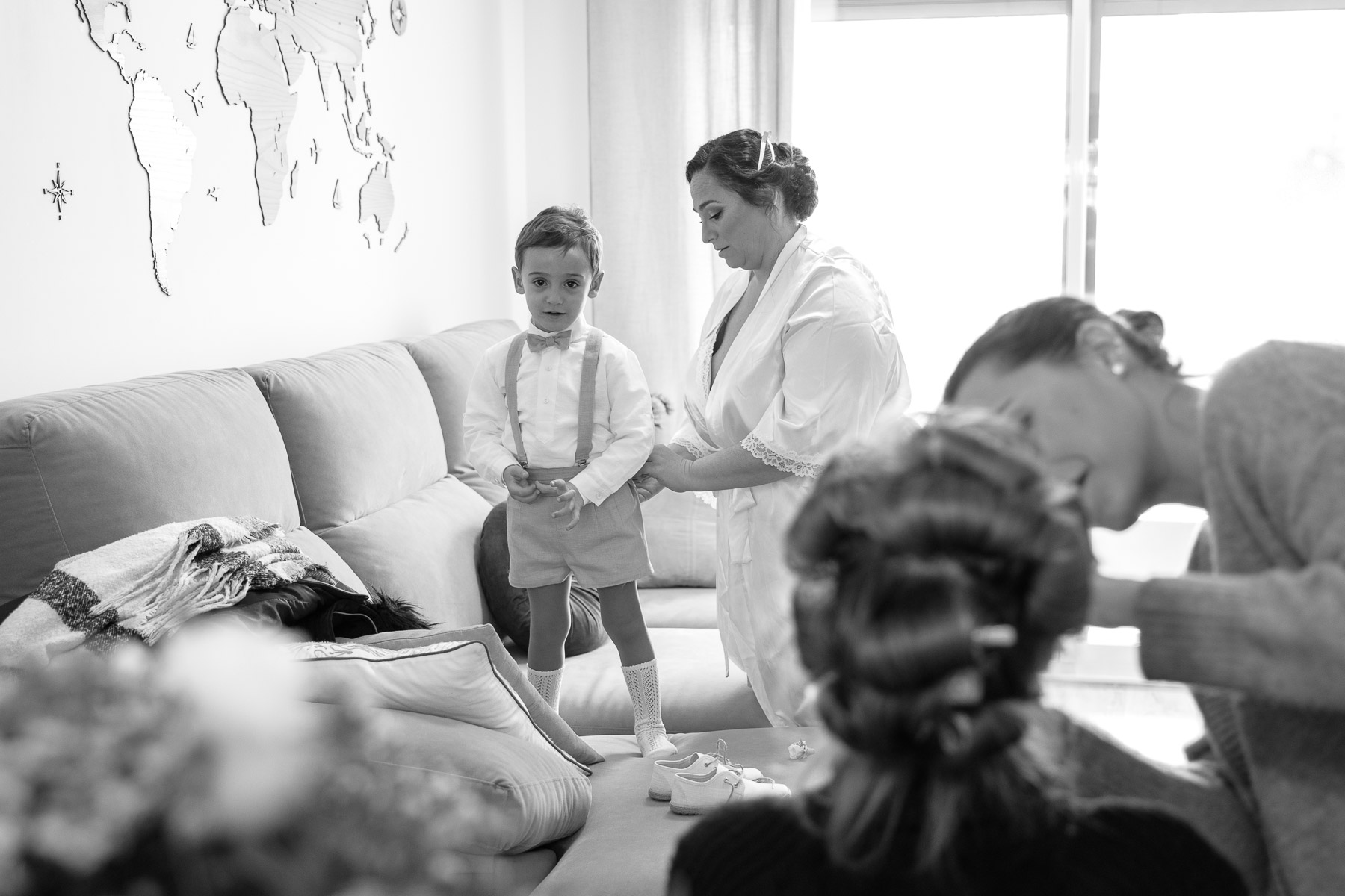 Preparativos de Ara en su casa, momentos antes de su boda en Sevilla.