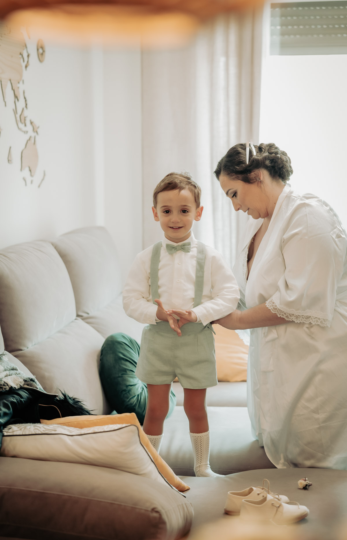 Preparativos de Ara en su casa, momentos antes de su boda en Sevilla.