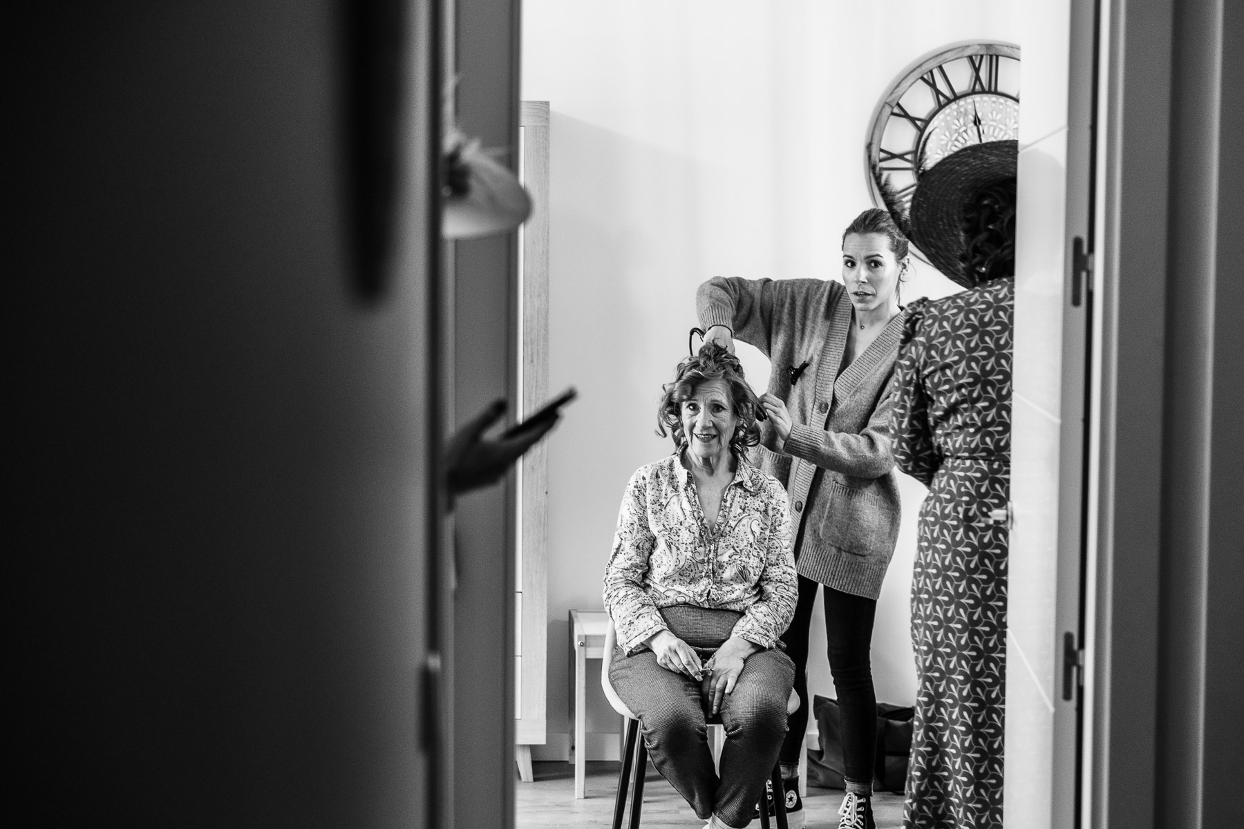 Preparativos de Ara en su casa, momentos antes de su boda en Sevilla.