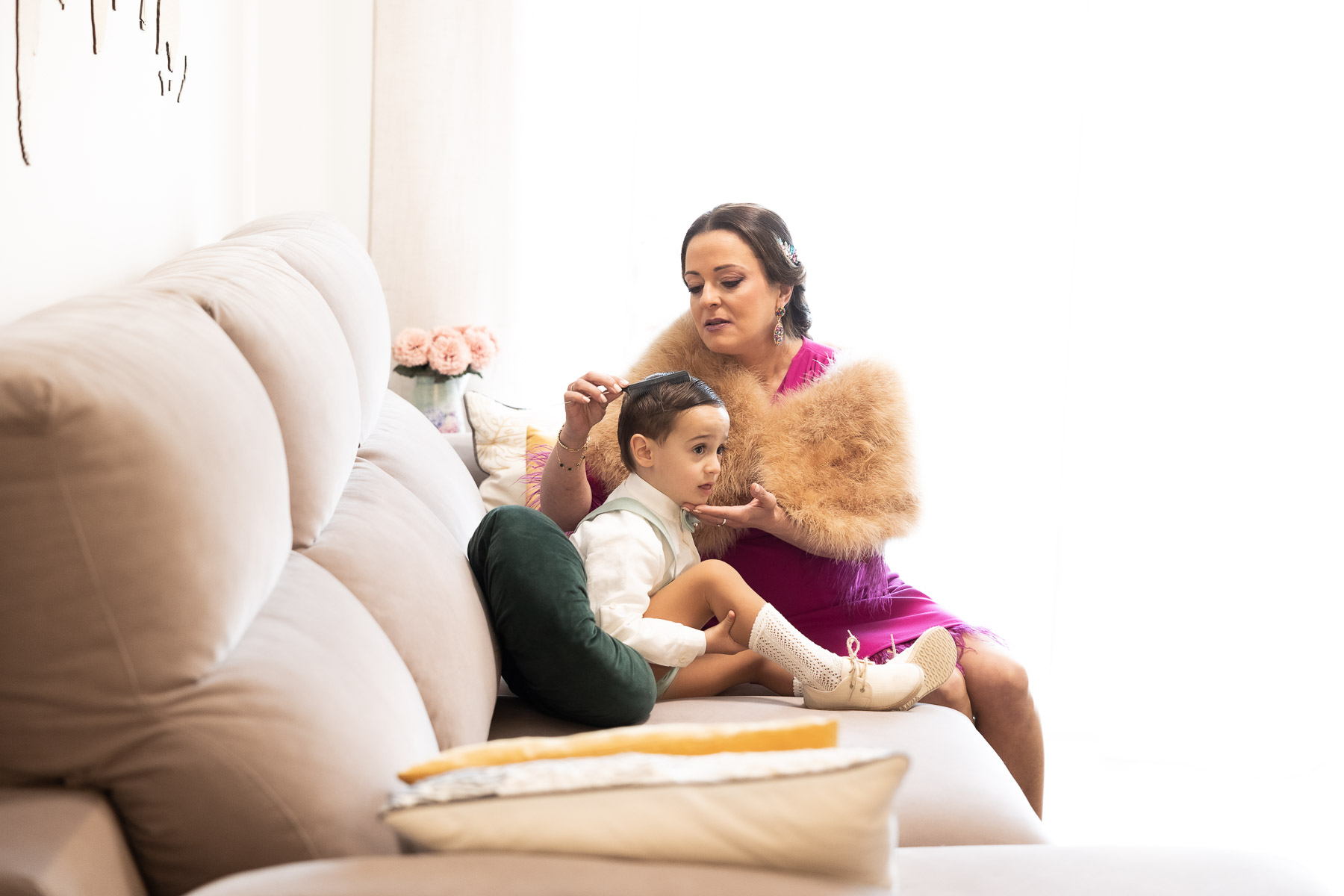 Preparativos de Ara en su casa, momentos antes de su boda en Sevilla.