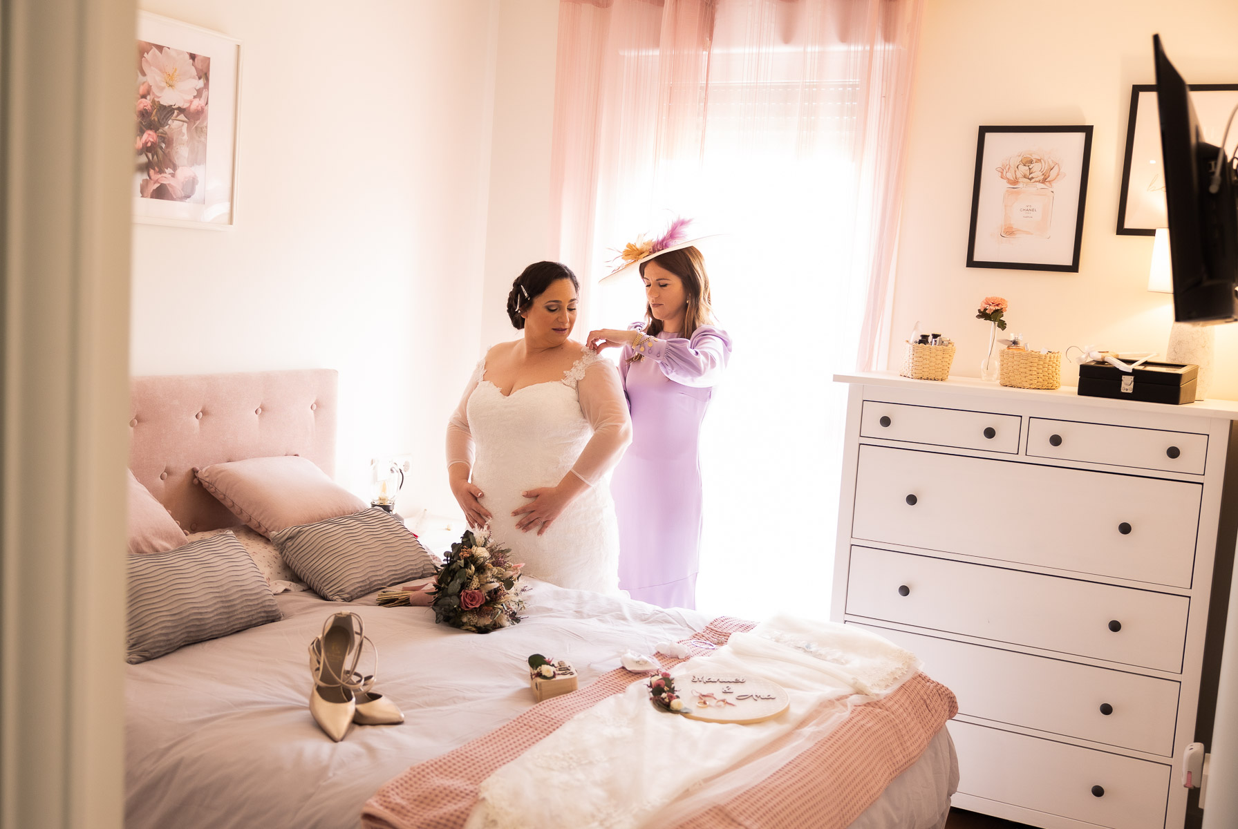 Preparativos de Ara en su casa, momentos antes de su boda en Sevilla.