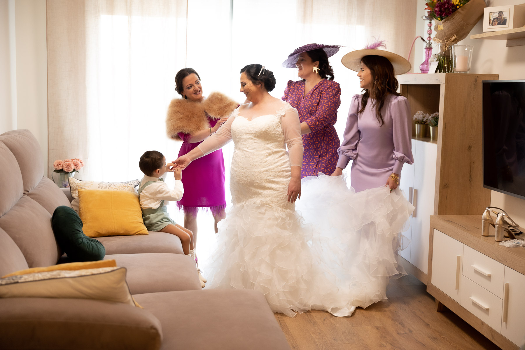 Preparativos de Ara en su casa, momentos antes de su boda en Sevilla.