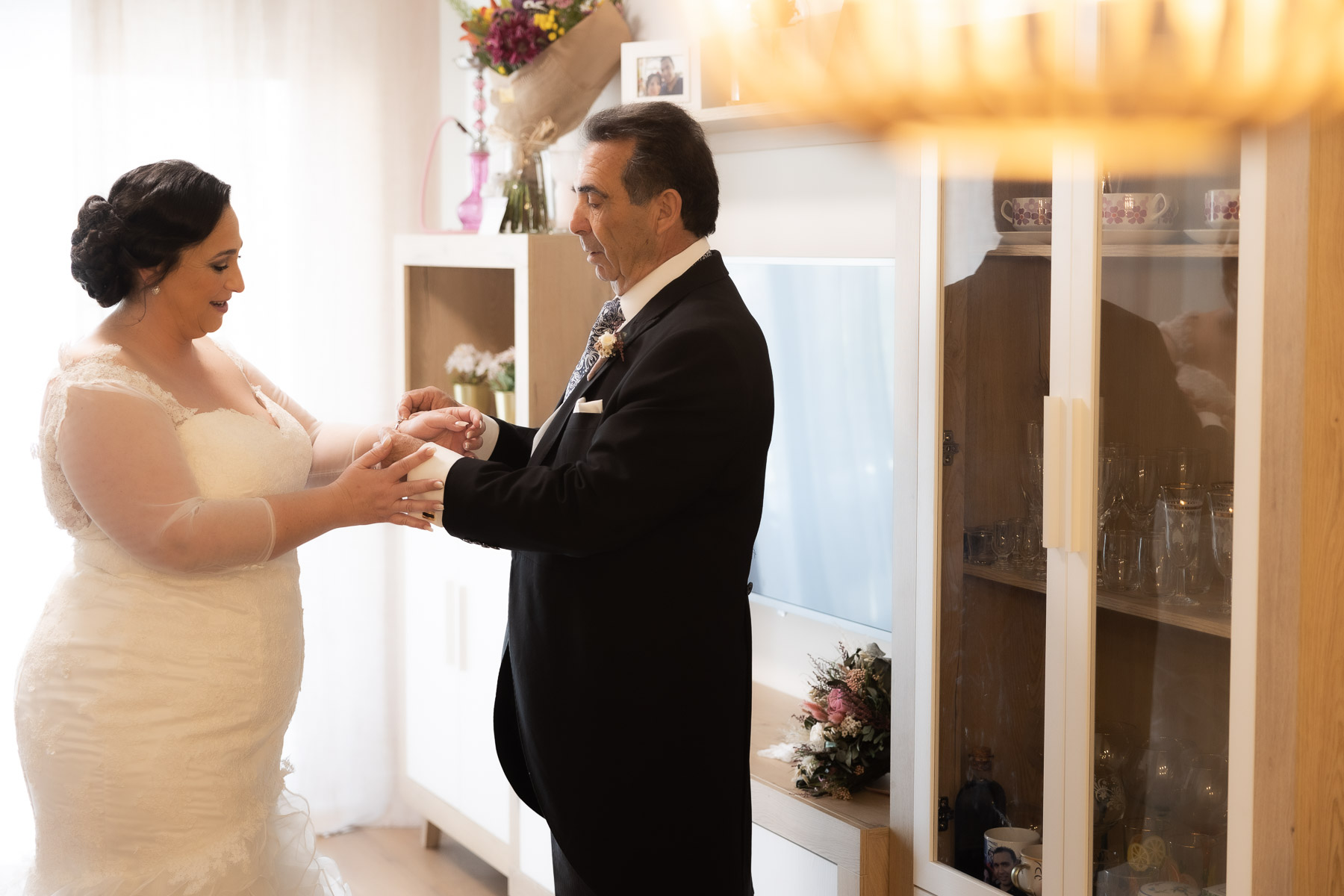 Preparativos de Ara en su casa, momentos antes de su boda en Sevilla.