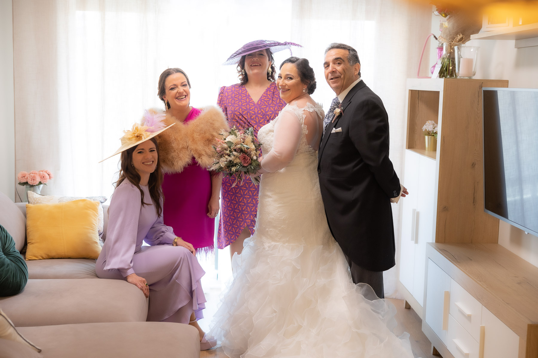 Preparativos de Ara en su casa, momentos antes de su boda en Sevilla.