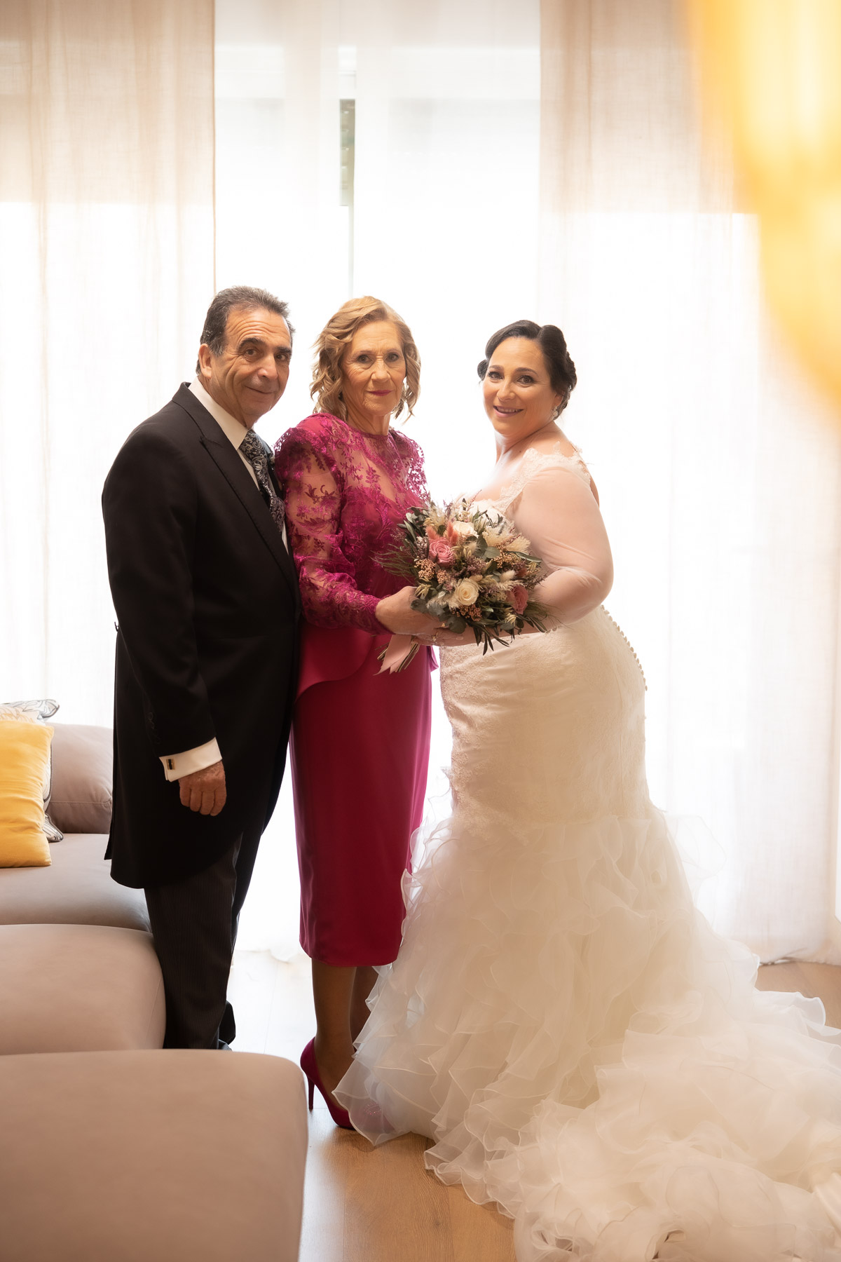 Preparativos de Ara en su casa, momentos antes de su boda en Sevilla.