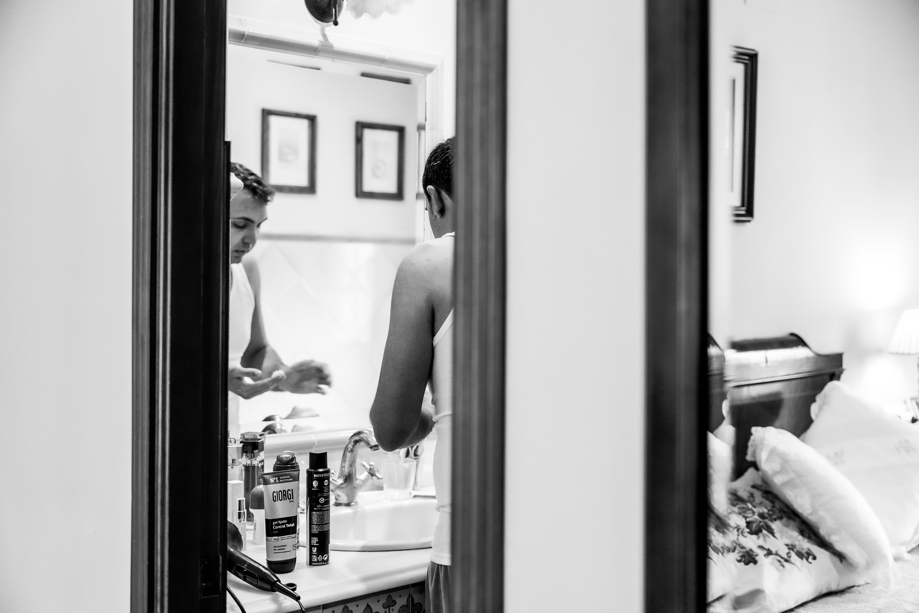 blanco y negro de Manuel preparadose para su boda en Sevilla.