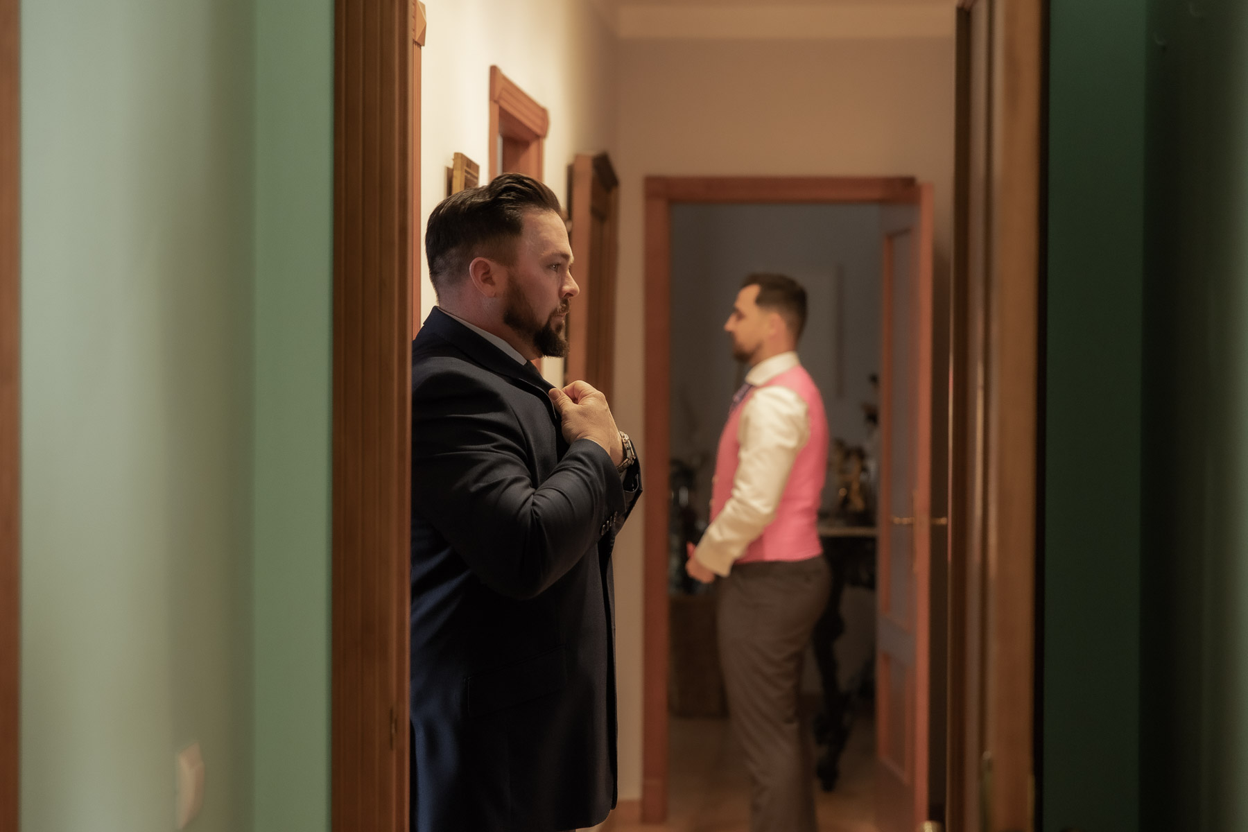 Amigo y hermano de Manuel preparandose para la Boda en Sevilla