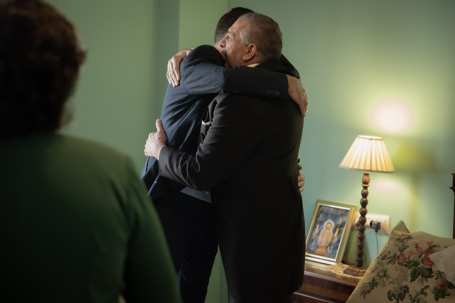 Padre de Manuel abraza a su hijo antes de la boda en Sevilla