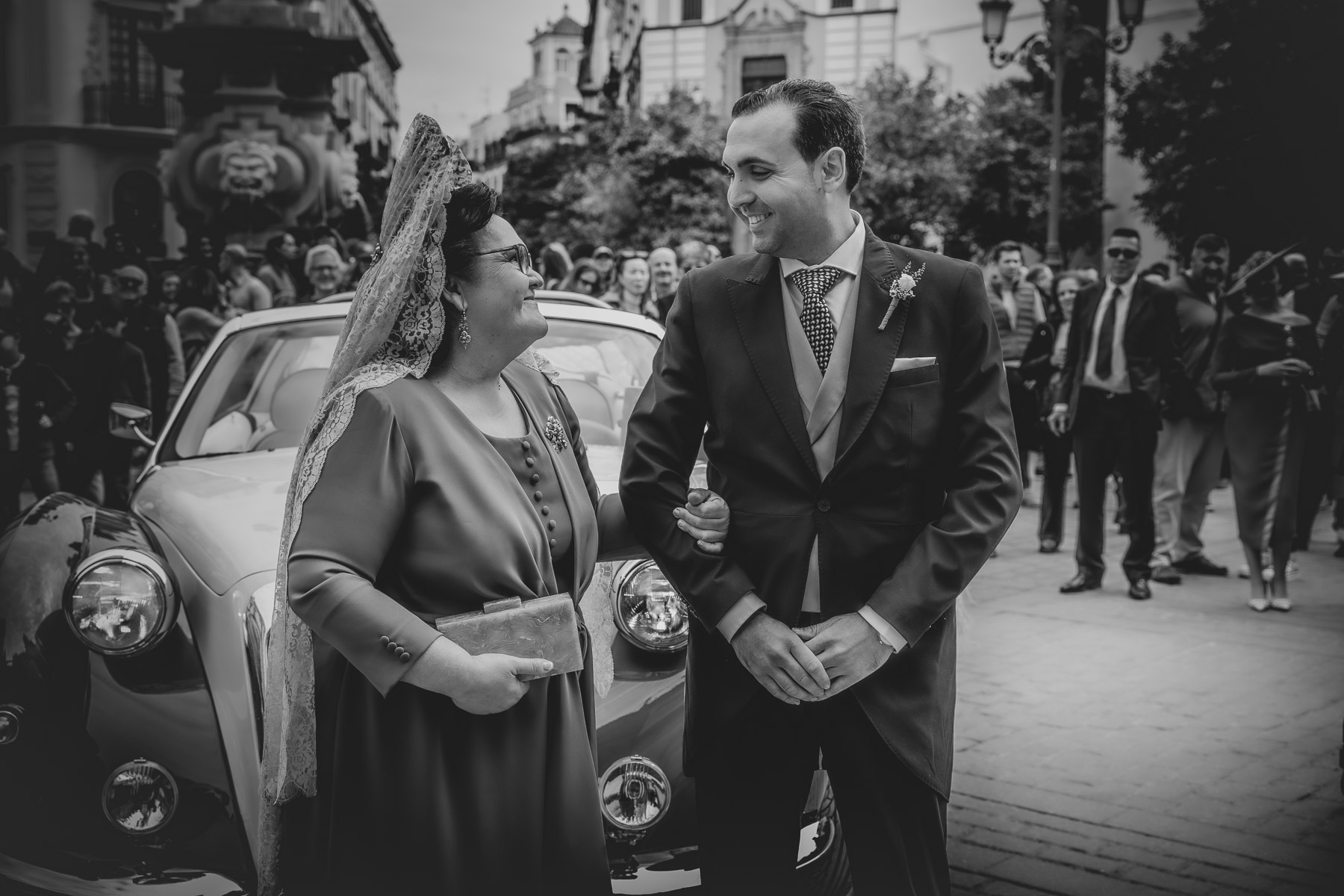 Blanco y negro de Manuel con su madre y mdrina momentos antes de entrar a la catedral de Sevilla