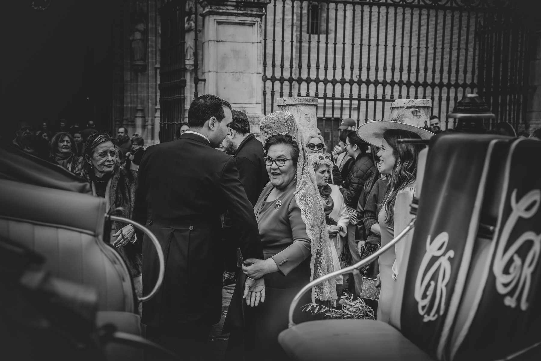 blanco y negro de Manuel y su madre caminando hacia la entrada a la catedral de Sevilla