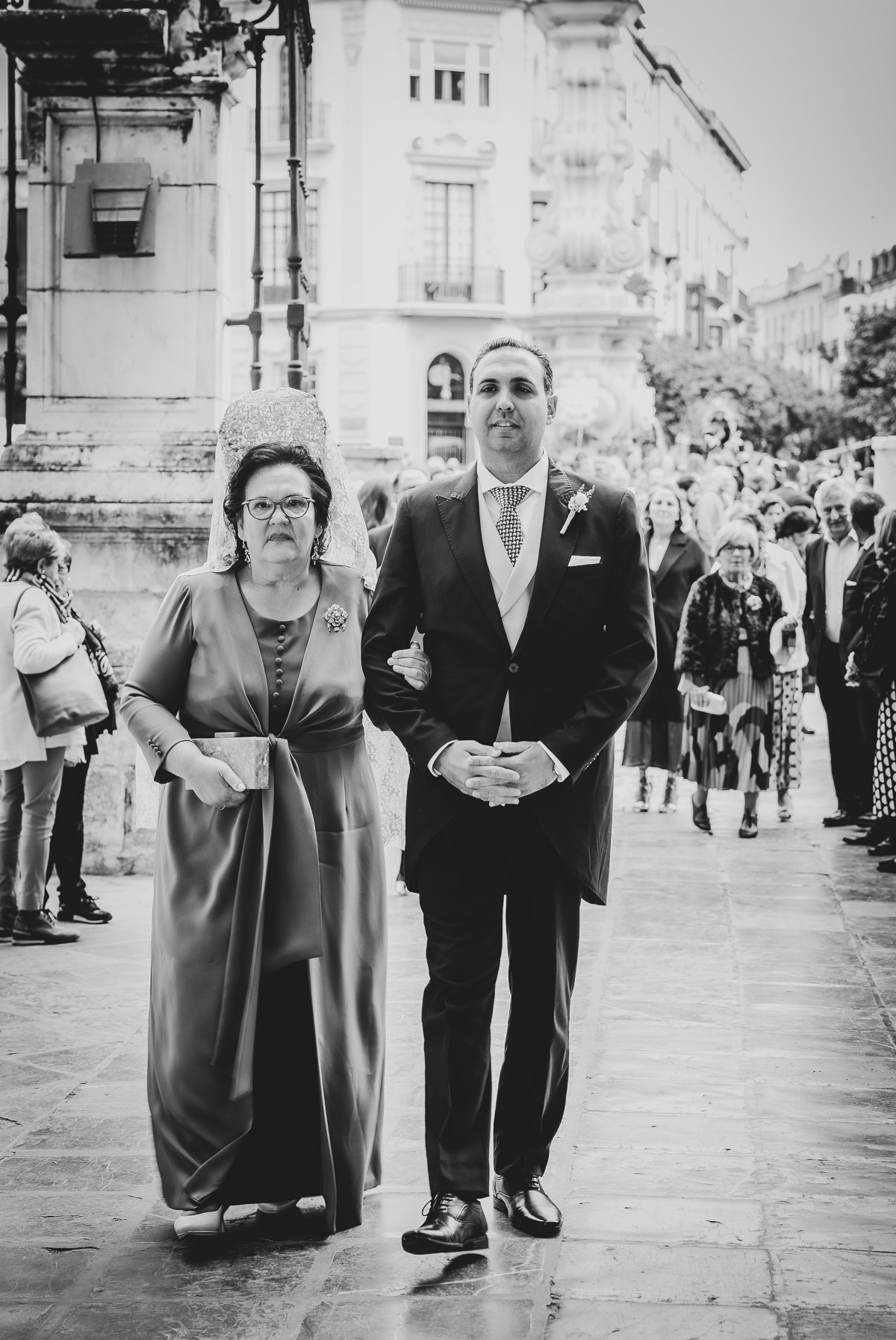 blanco y negro de Manuel junto a su madre en la puerta de la Catedral de Sevilla-