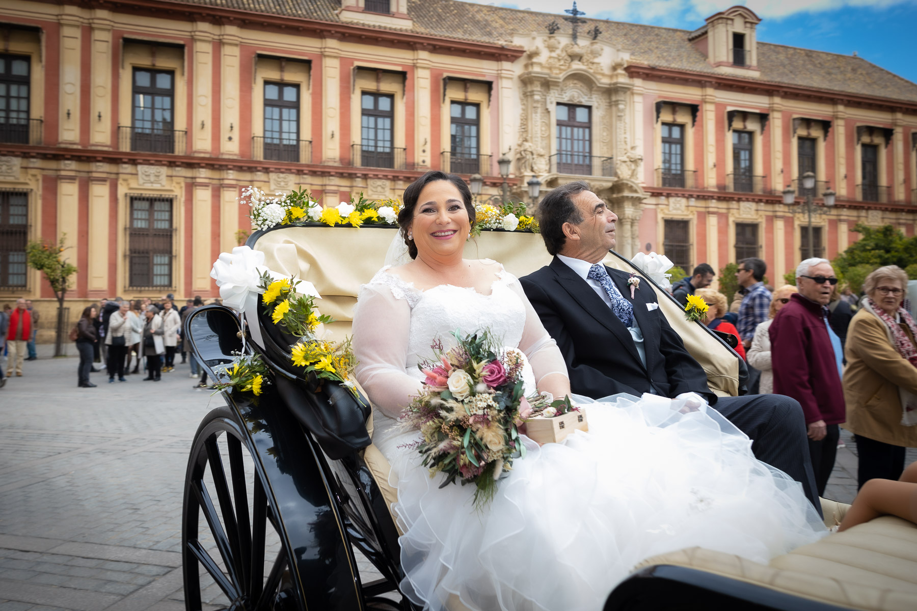 Ara llegando con su padre en un carruaje a la catedral de Sevilla
