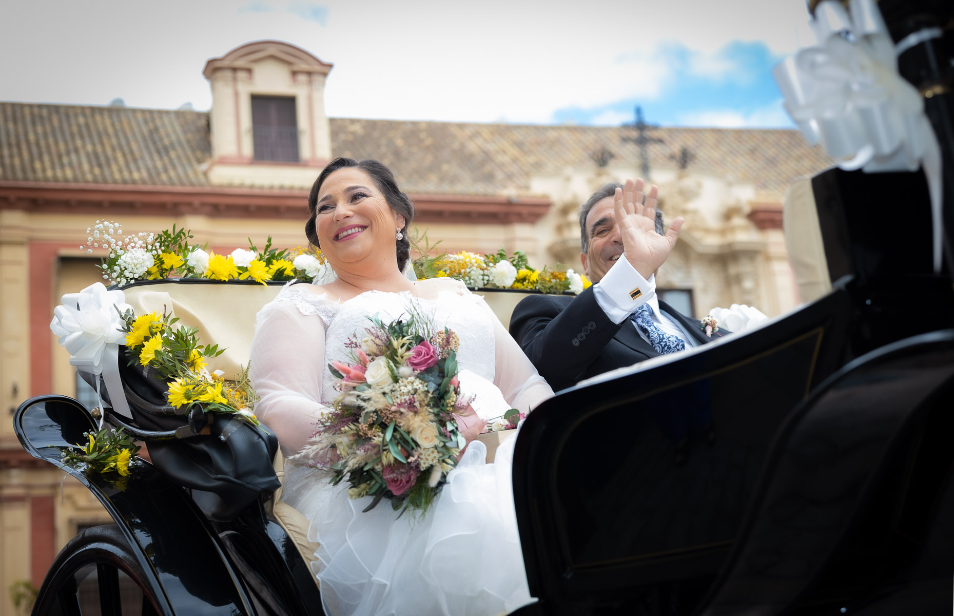 Ara llegando con su padre en un carruaje a la catedral de Sevilla