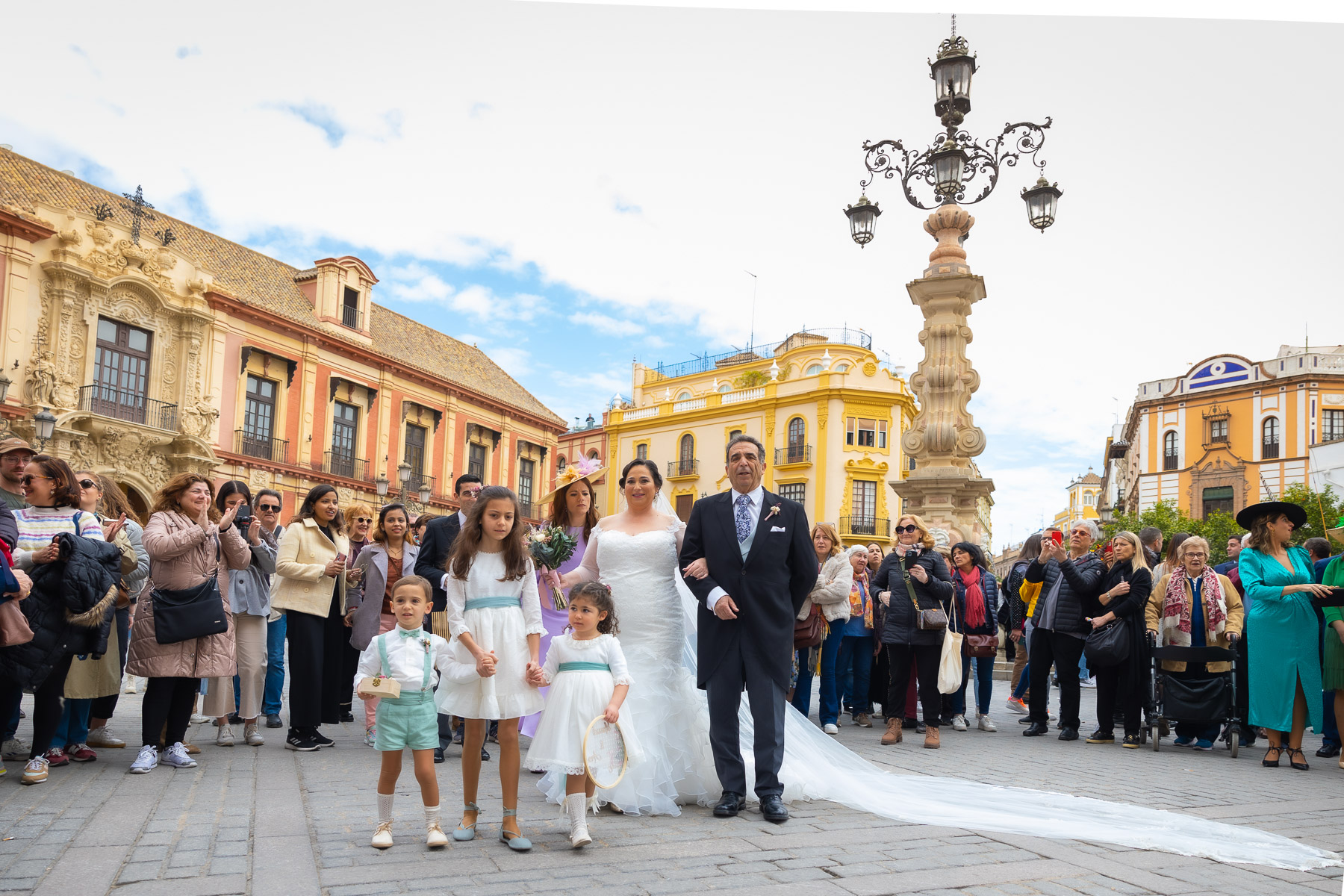 Ara junto a su padre y los niños de las arras llegando a la Catedral de Sewvilla