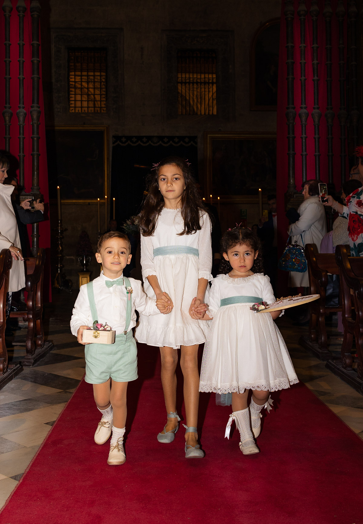 Niños pequeños entrando a la catedral de Sevilla