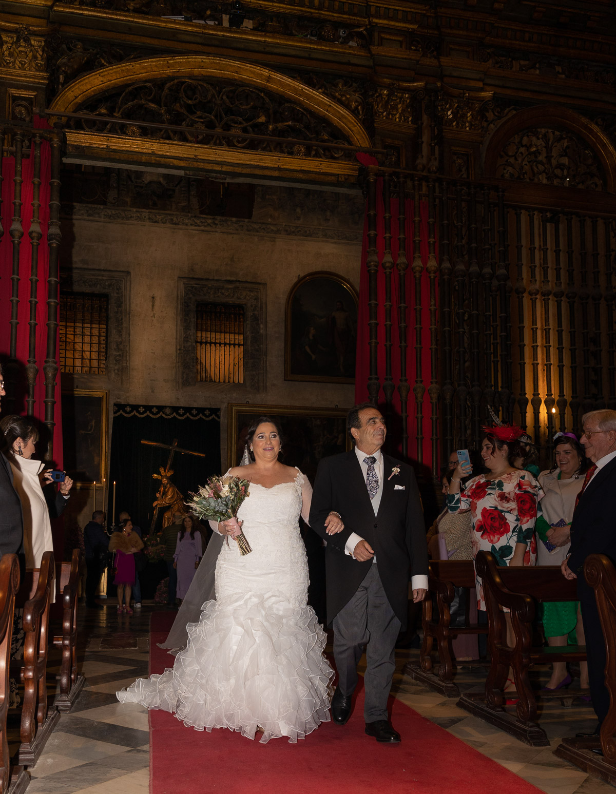 Ara cogido del brazo de su padre caminado hacia el Altar Mayor de la Catedral de Sevilla