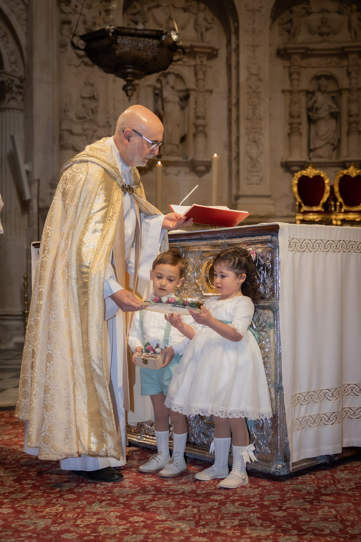 Niños pequeños en el altar de la catedral de Sevilla