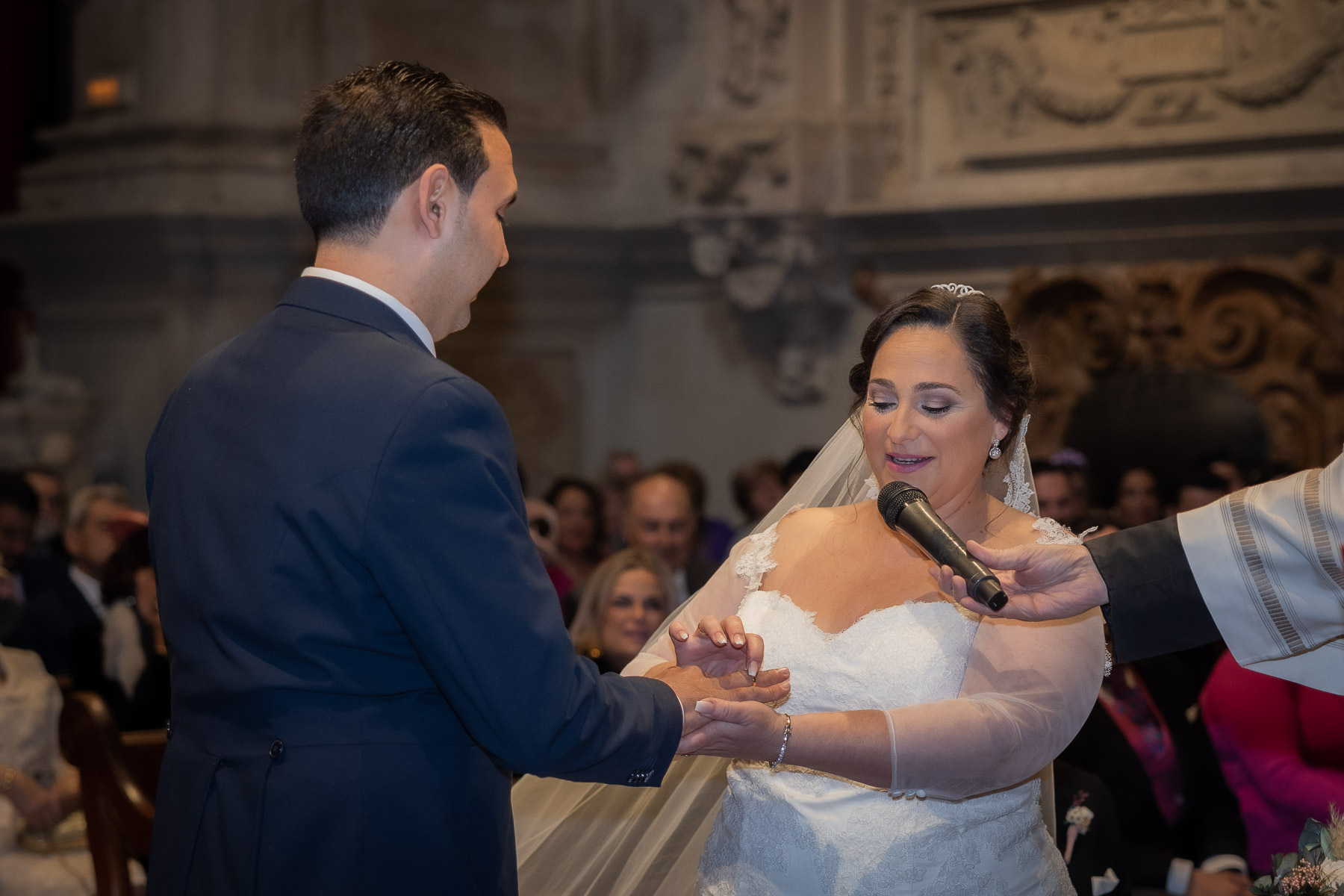 Ara le pone el anillo de boda a Manuel