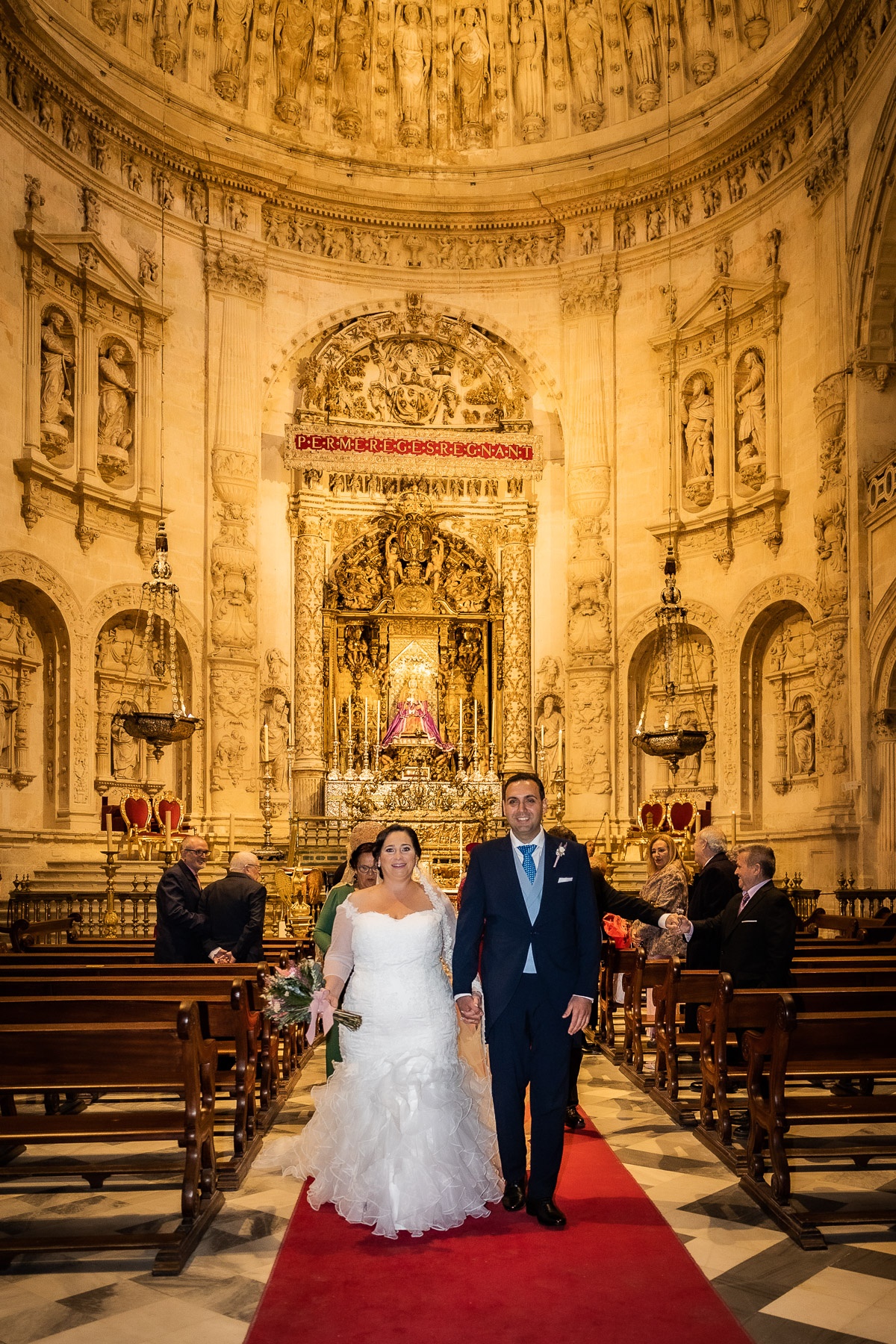 Ara y Manuel ya casados salen de la catedral
