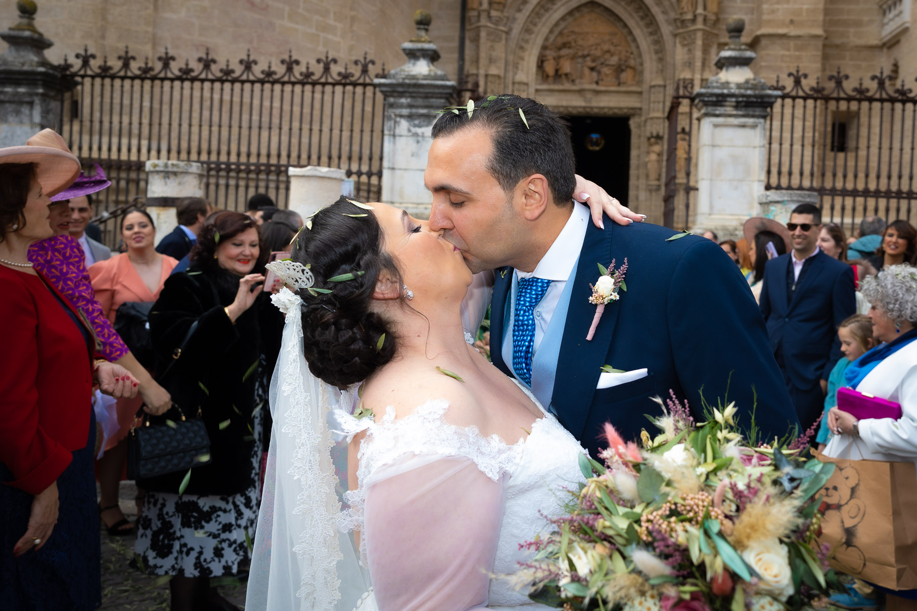 Afra y Manuel besándose una vez casados