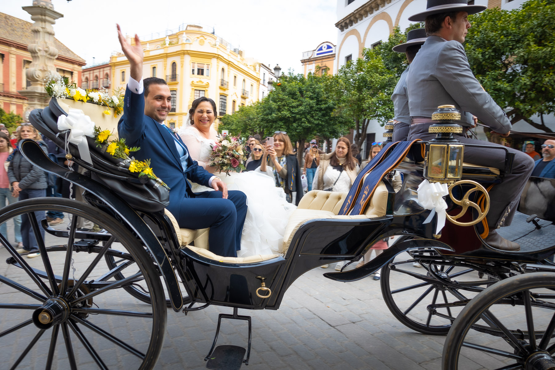 Ara y Manuel subidos en el carruaje de caballos