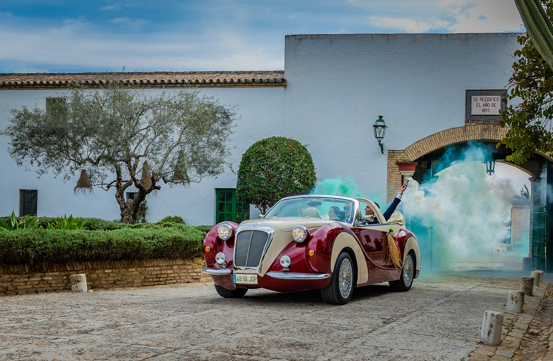 Llegada del coche de los novios a la hacienda  Torre de Arcas, Bollullo de la Mitación, Sevilla