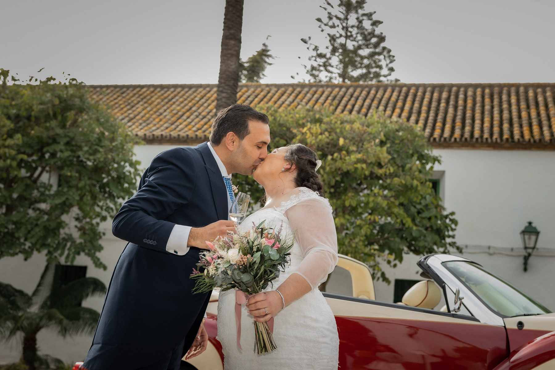 novios besándose en la celebración de su boda.Hacienda Torre de Arcas, Bollullo de la Mitación, Sevilla