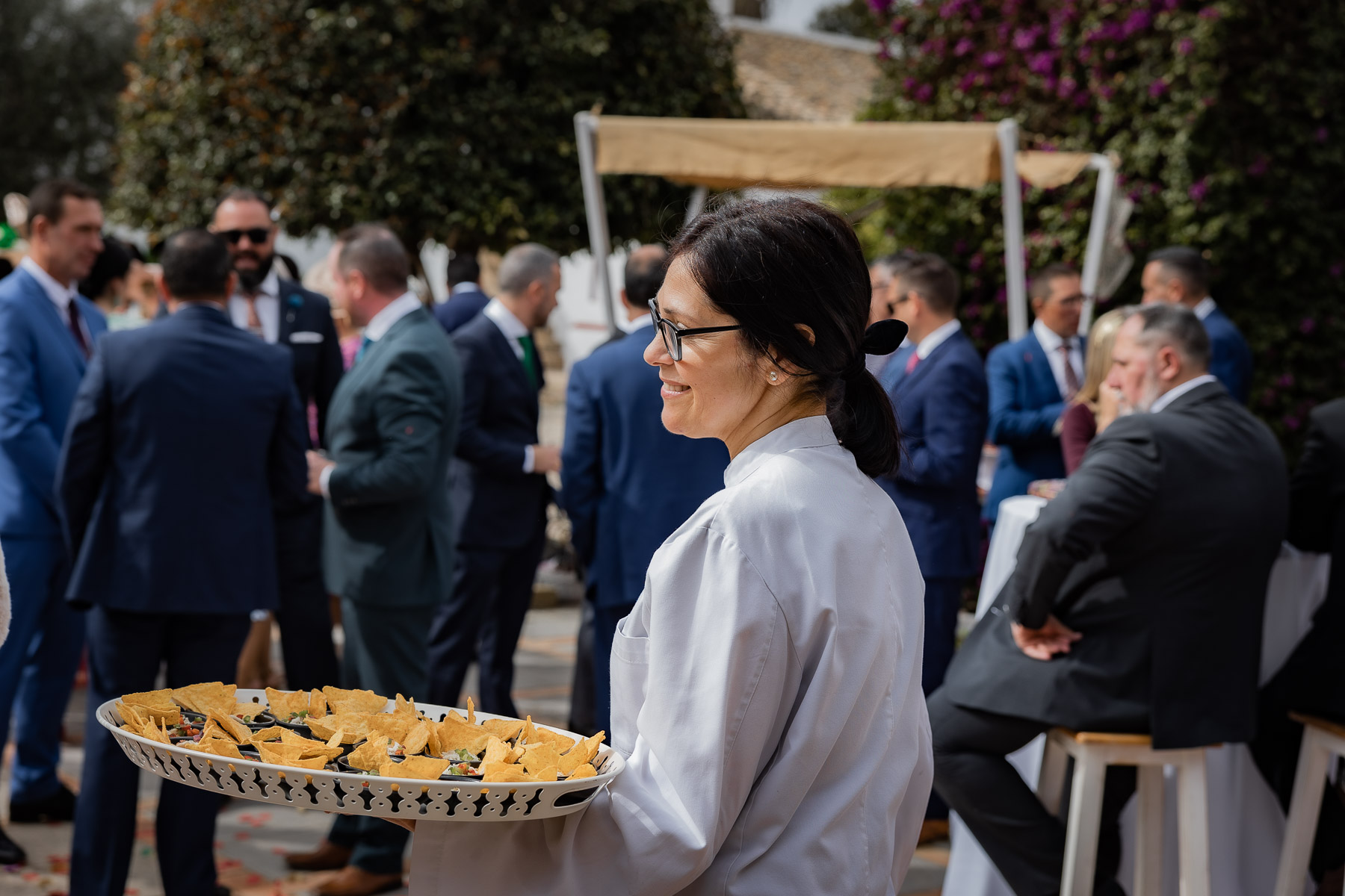 Camarera sirviendo aperitos durante el óctel. Celebración de la boda de Ara y Manuel en Hacienda Torre de Arcas, Bollullo de la Mitación, Sevilla