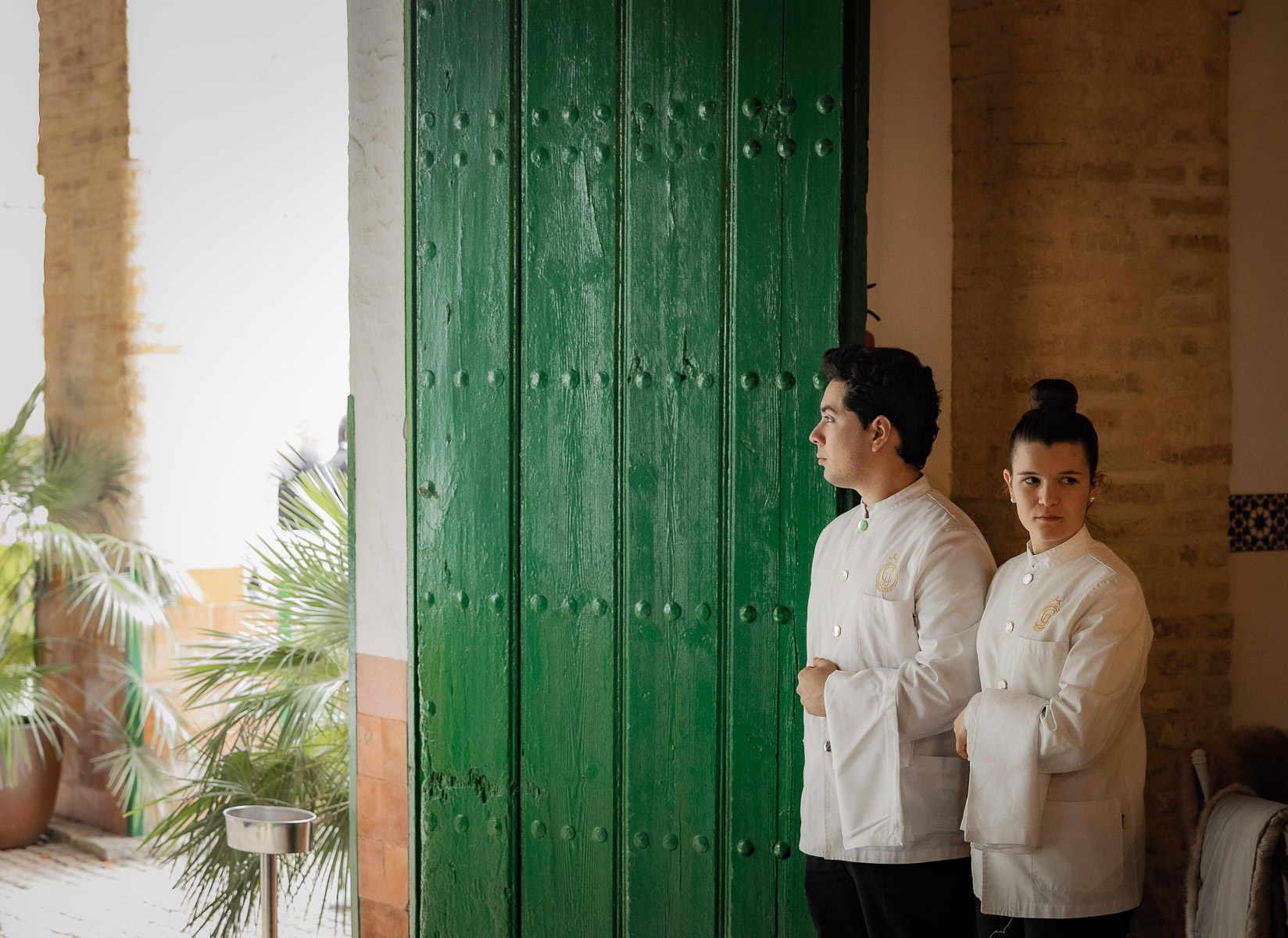 Camareros en la Celebración de la boda de Ara y Manuel en Hacienda Torre de Arcas, Bollullo de la Mitación, Sevilla