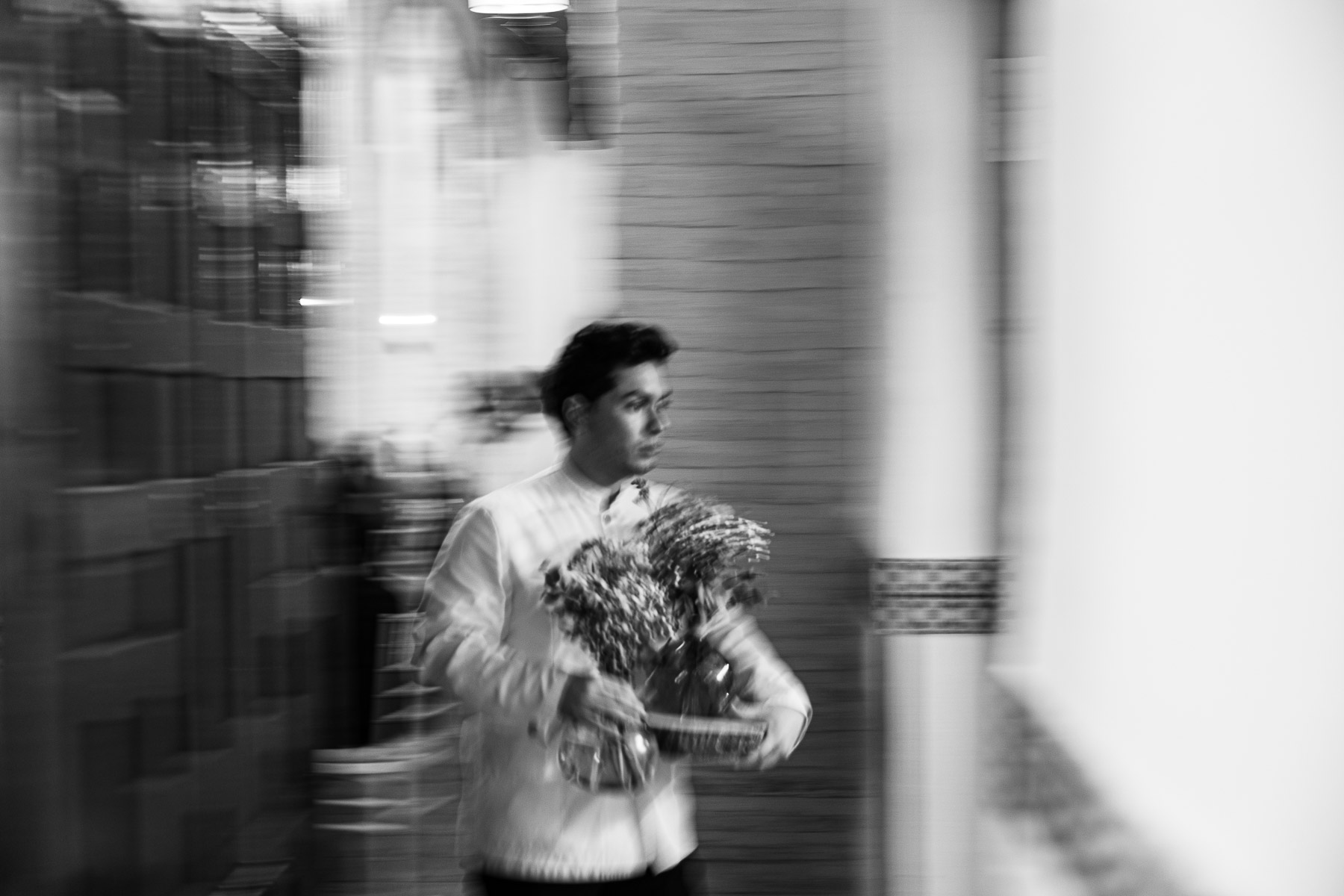 blanco y negro de un camarero trabajando