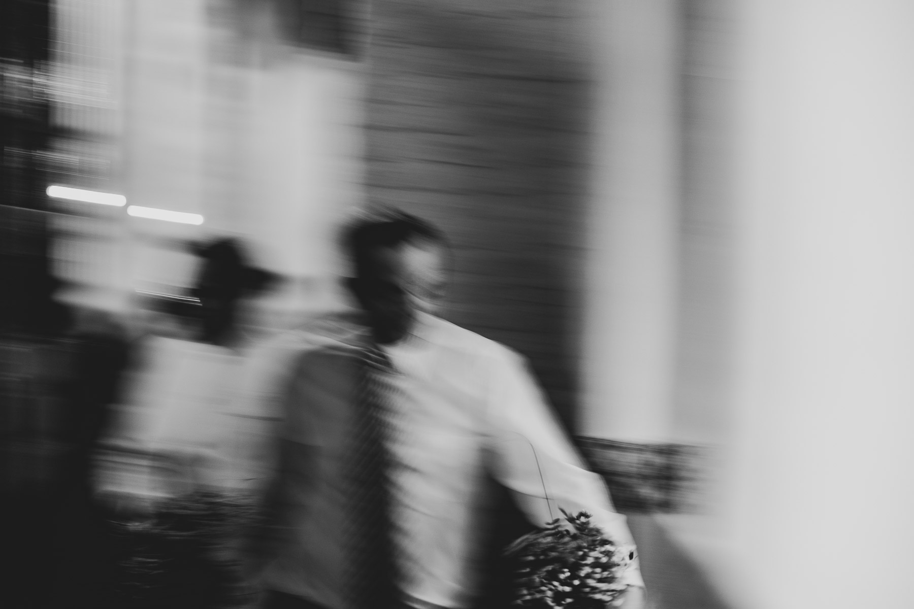 Blando y negro camarero trabajando en Celebración de la boda de Ara y Manuel en Hacienda Torre de Arcas, Bollullo de la Mitación, Sevilla