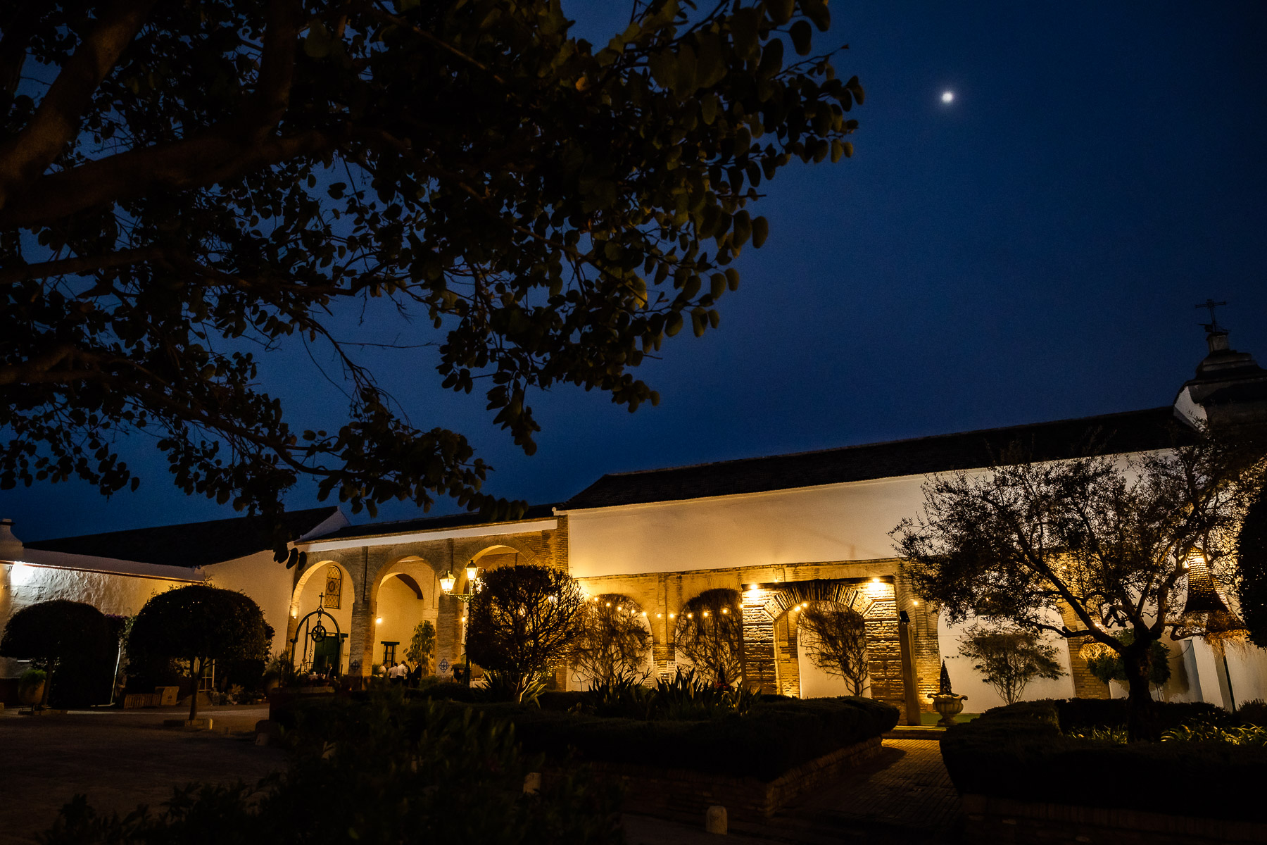 Foto nocturna de la Hacienda Torre de Arcas, Bollullo de la Mitación, Sevilla