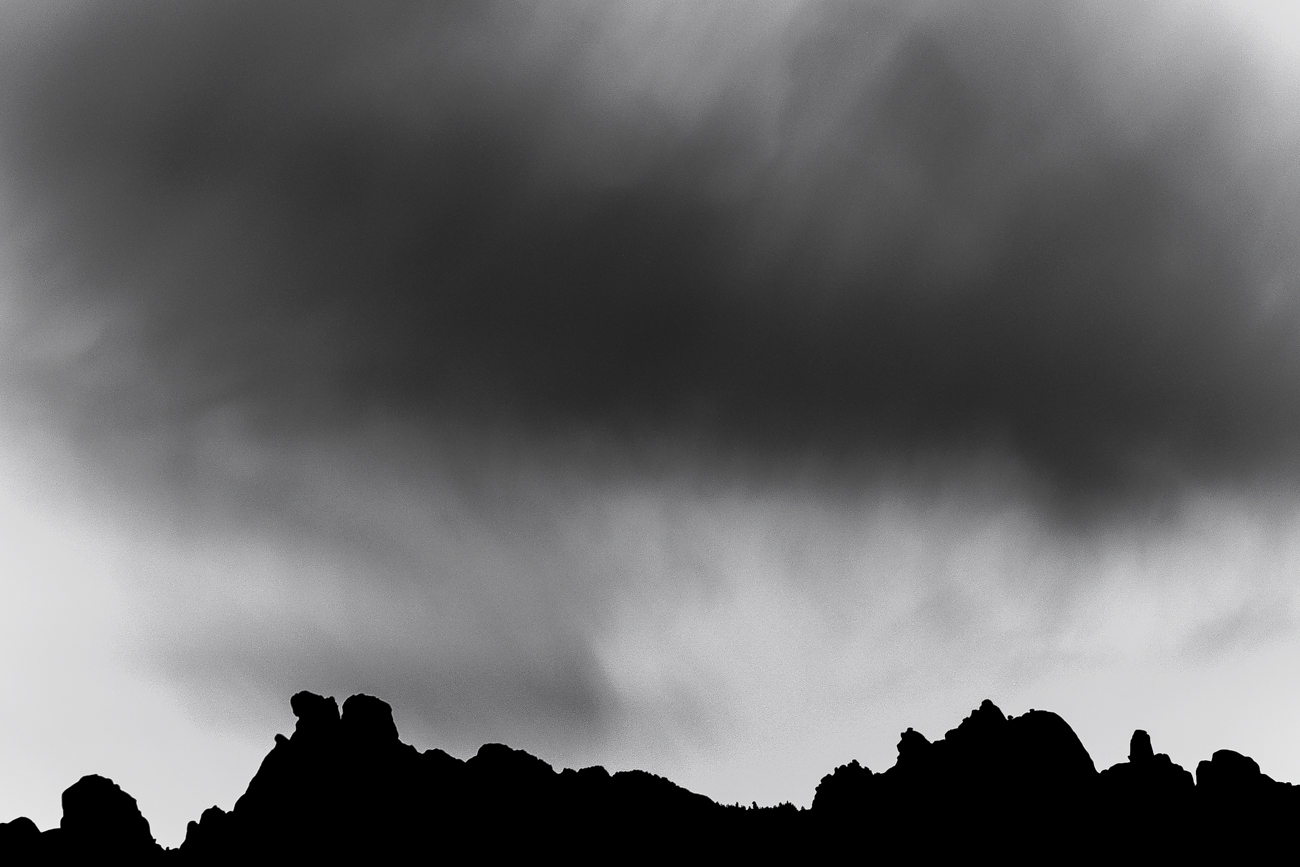 Nubes y perfil de montaña
