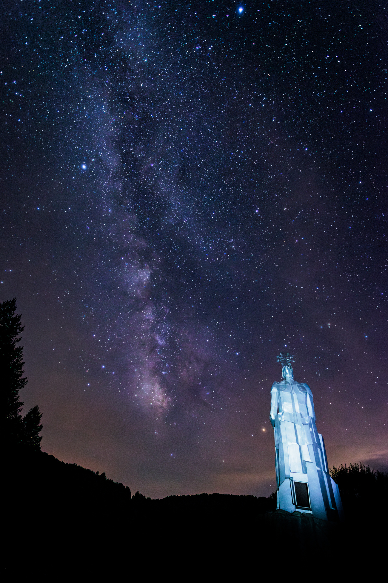 Vía lactea con gran estatua en primer plano