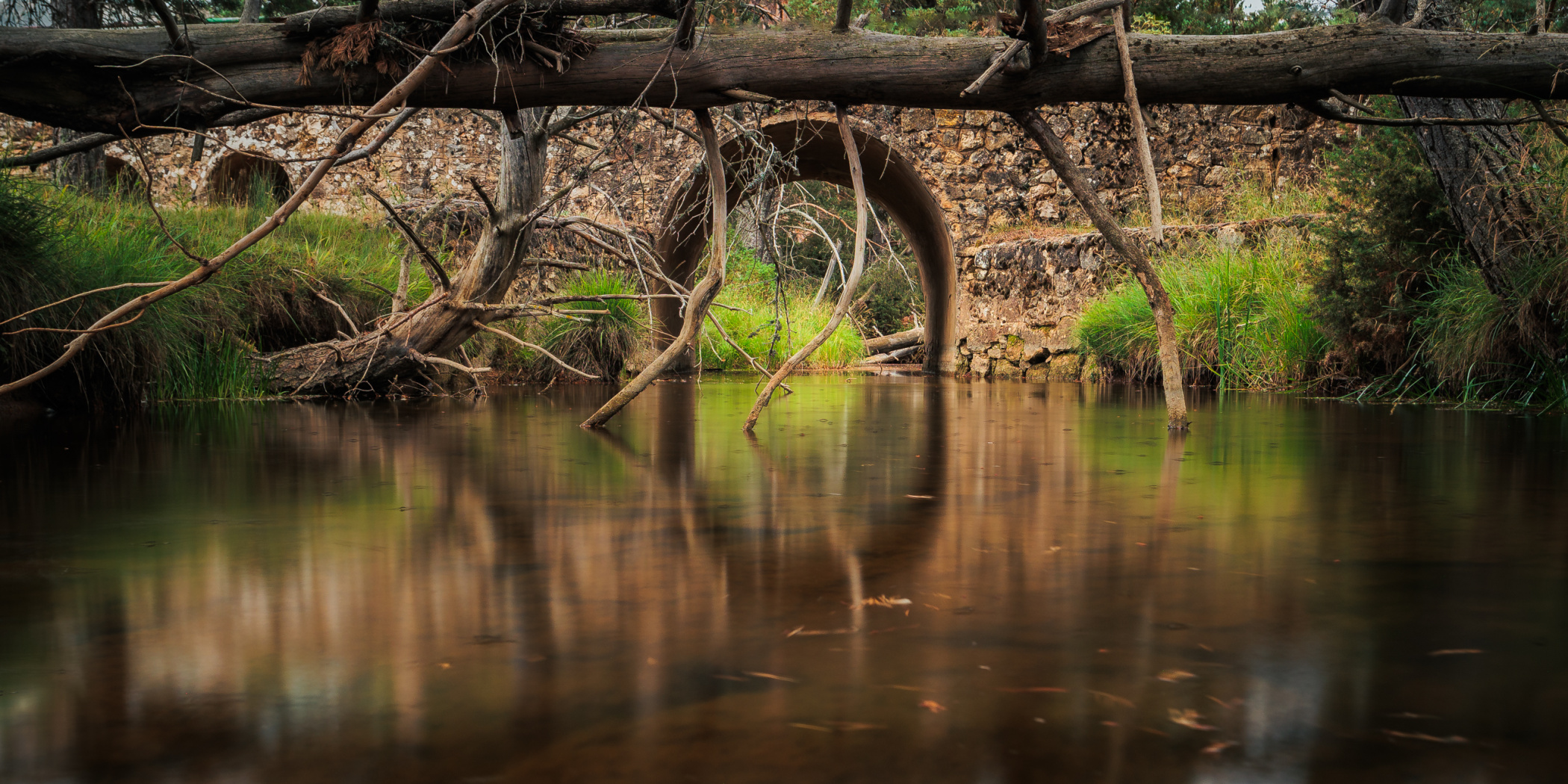 agua de rio bajo puente