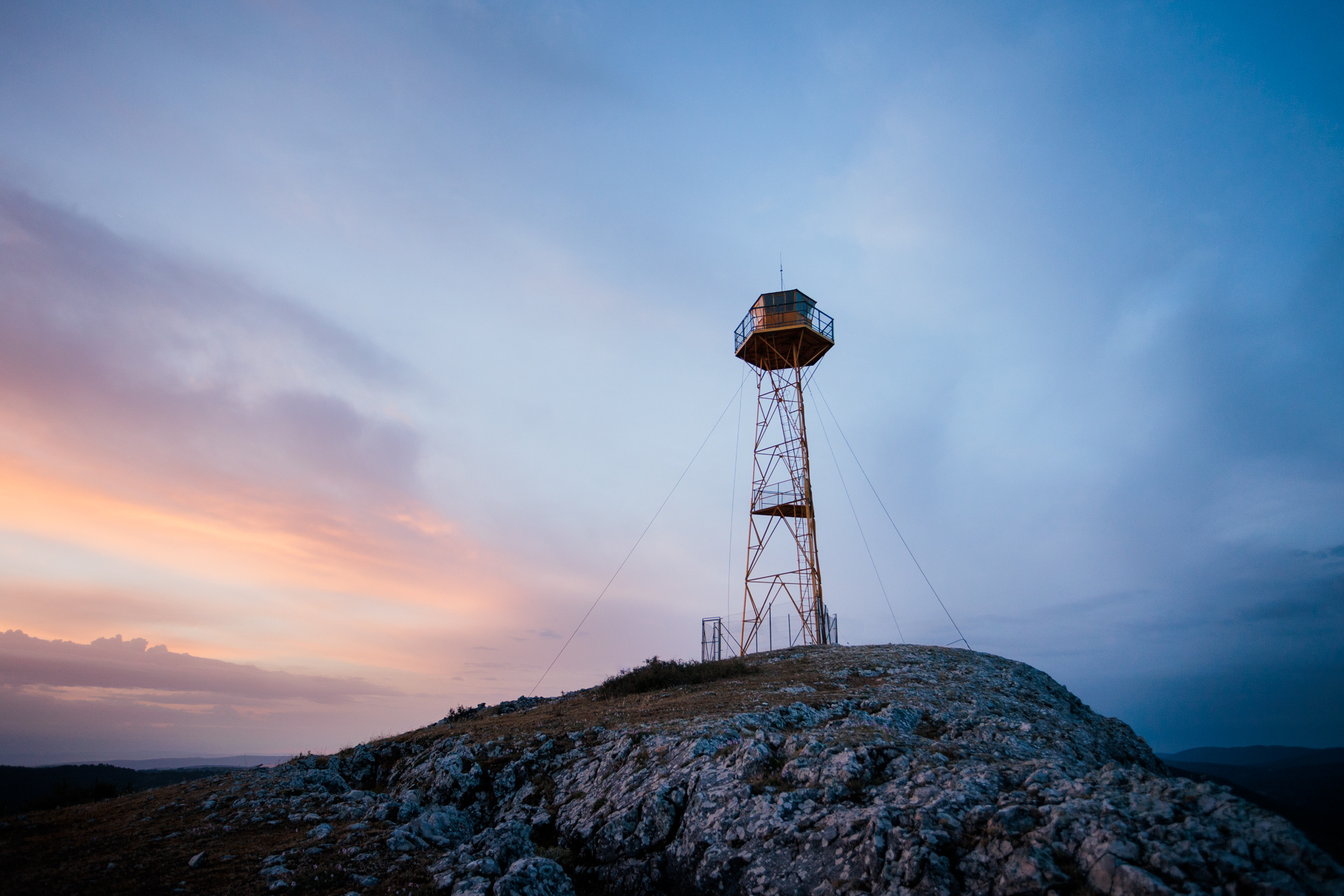 avistador de indencios en pico de montaña